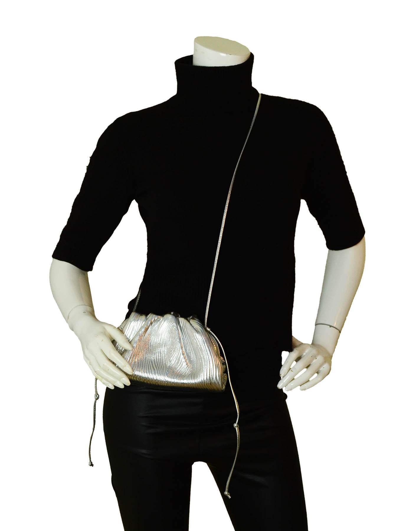 Bottega Veneta Silver Metallic Bark Embossed Mini Pouch Crossbody Bag

Made in: Italien
Farbe: Silber
Hardware: Goldtone
Materialien: Geprägtes Leder
Innenfutter: Schwarzes Glattleder
Verschluss/Öffnung: Magnetischer Rahmen
Taschen: N/A
Äußerer