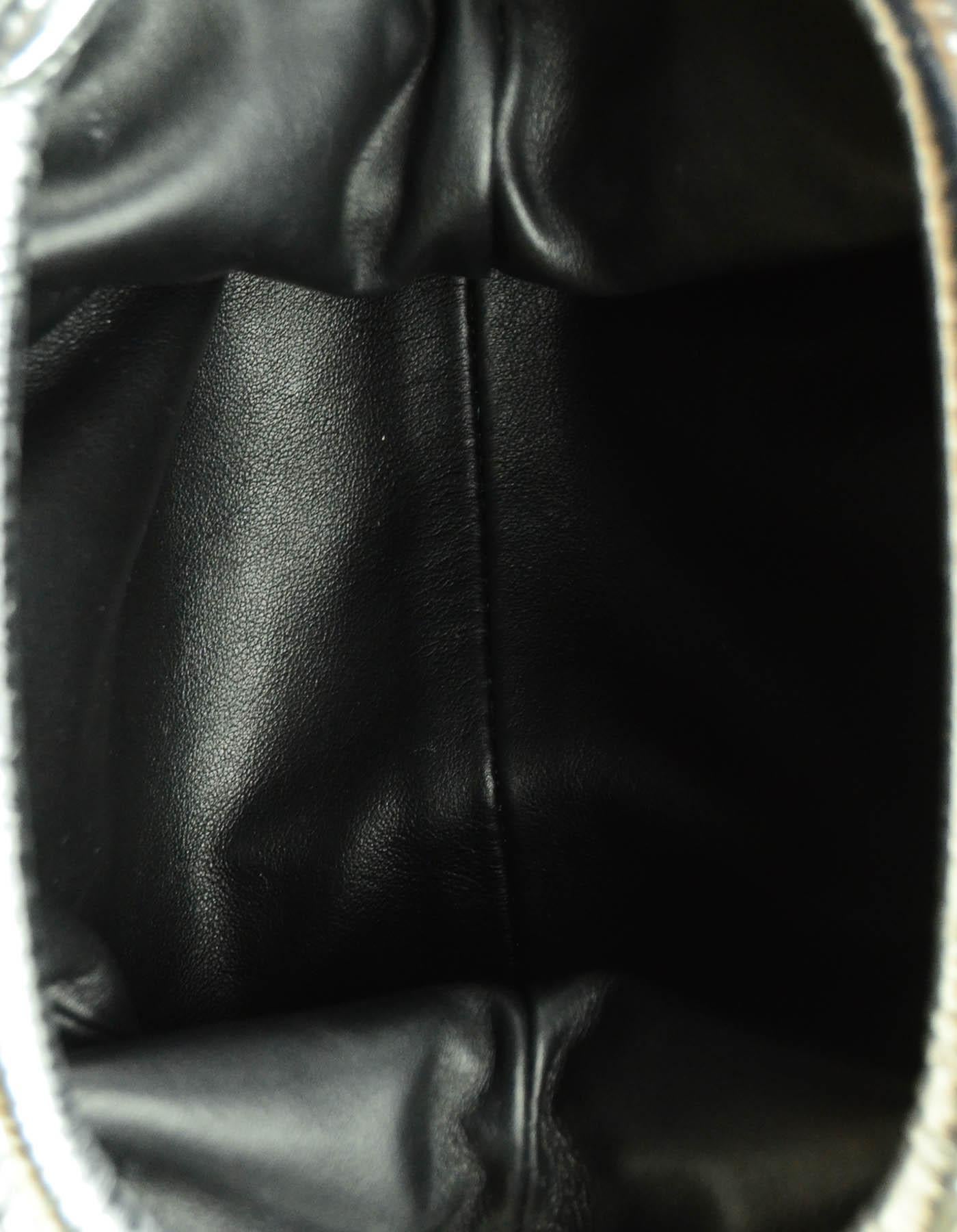 Bottega Veneta Silber Metallic Bark geprägte Leder Mini Pouch Crossbody Tasche im Zustand „Hervorragend“ in New York, NY