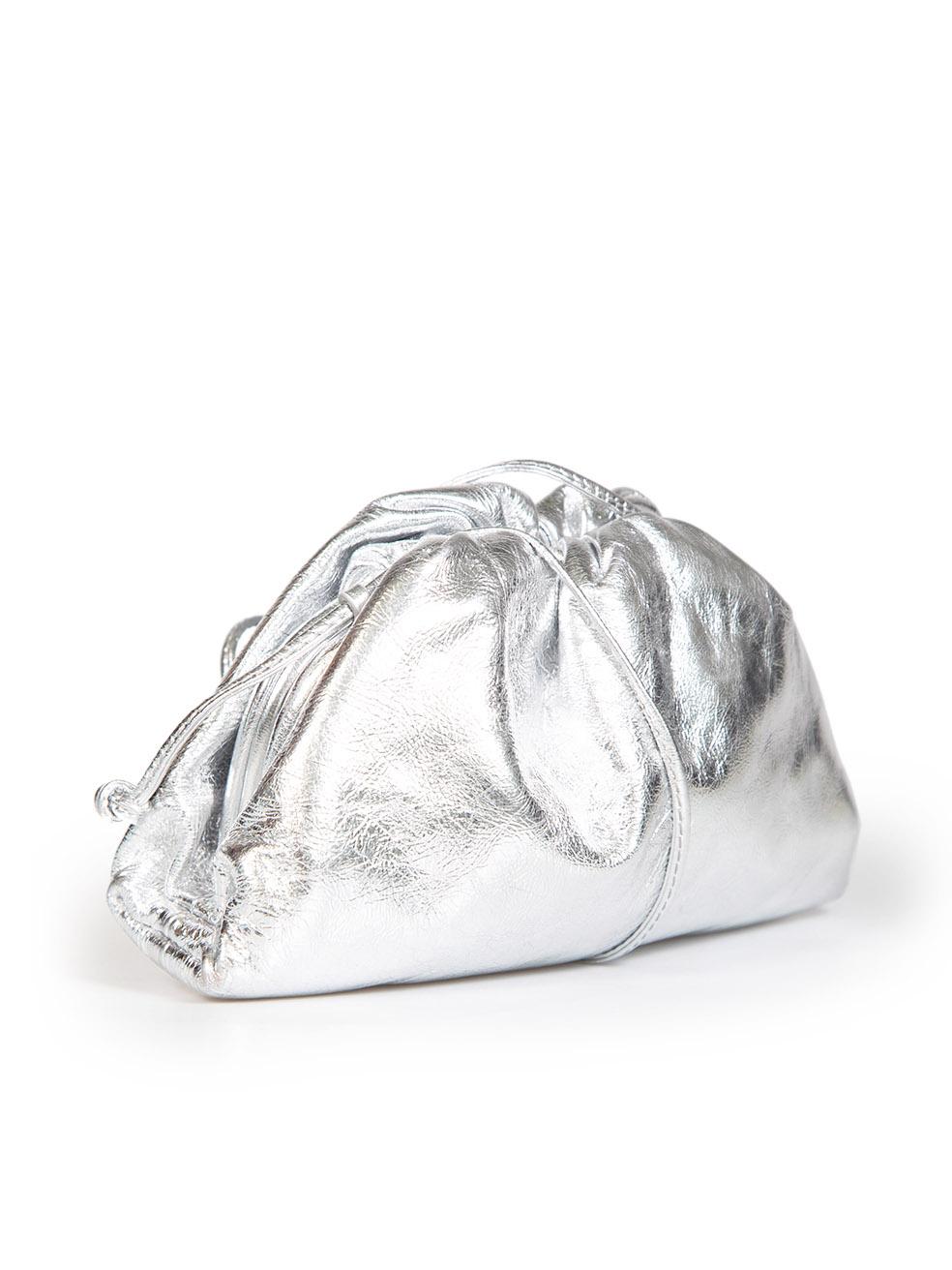CONDITION is Good. Minor wear to bag is evident. Light signs of wear to the corners of the bag. Small indents and abrasions on the interior of the opening rim on this used Bottega Veneta designer resale item.
 Details
 Silver
 Leather
 Crossbody