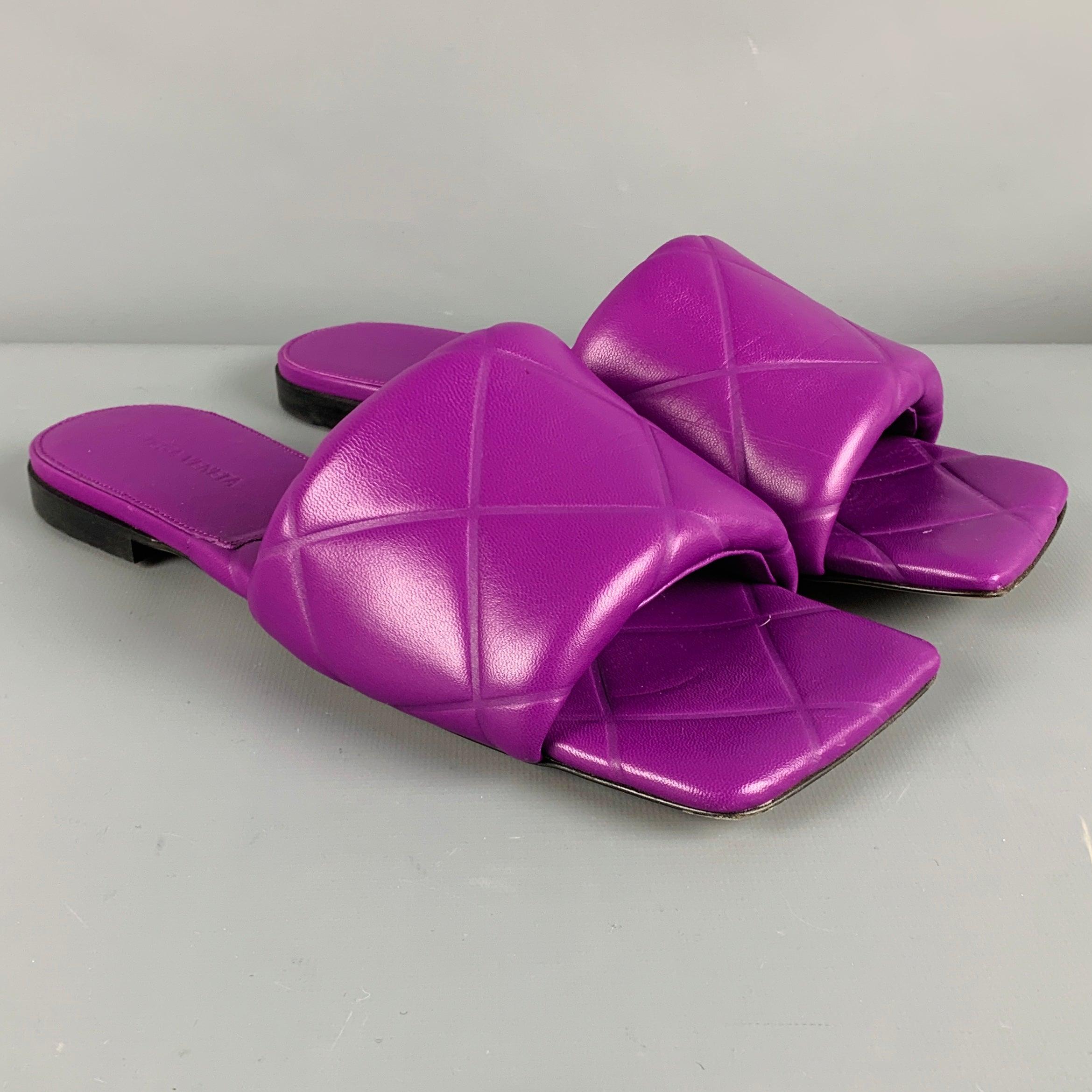 BOTTEGA VENETA sandals in a
purple leather featuring a quilted style, square toe, and slip on closure. Made in Italy.Very Good Pre-Owned Condition. Minor signs of wear. 

Marked:   40Outsole: 10.25 inches  x 4 inches 
  
  
 
Reference No.: