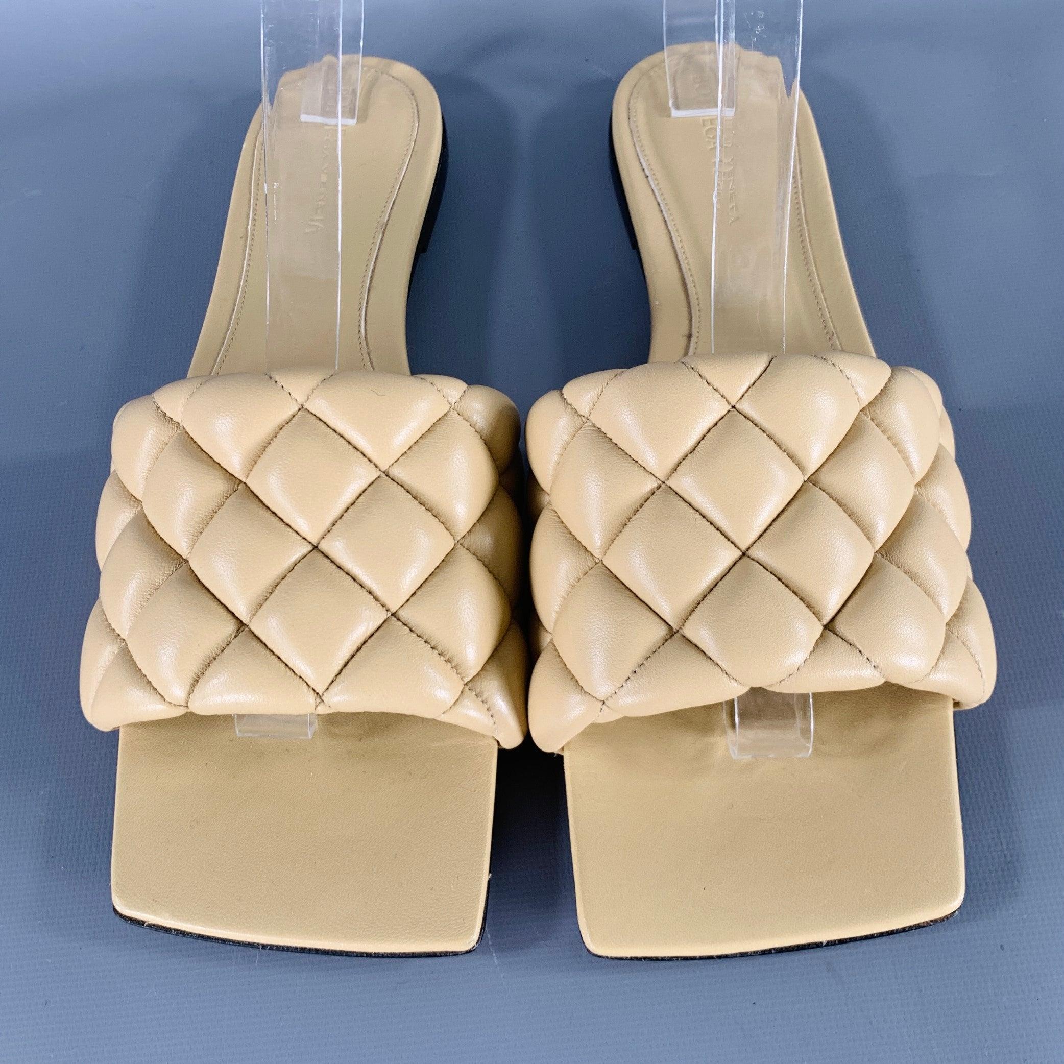 Beige BOTTEGA VENETA Size 10 Tan Leather Padded Quilted Sandals For Sale