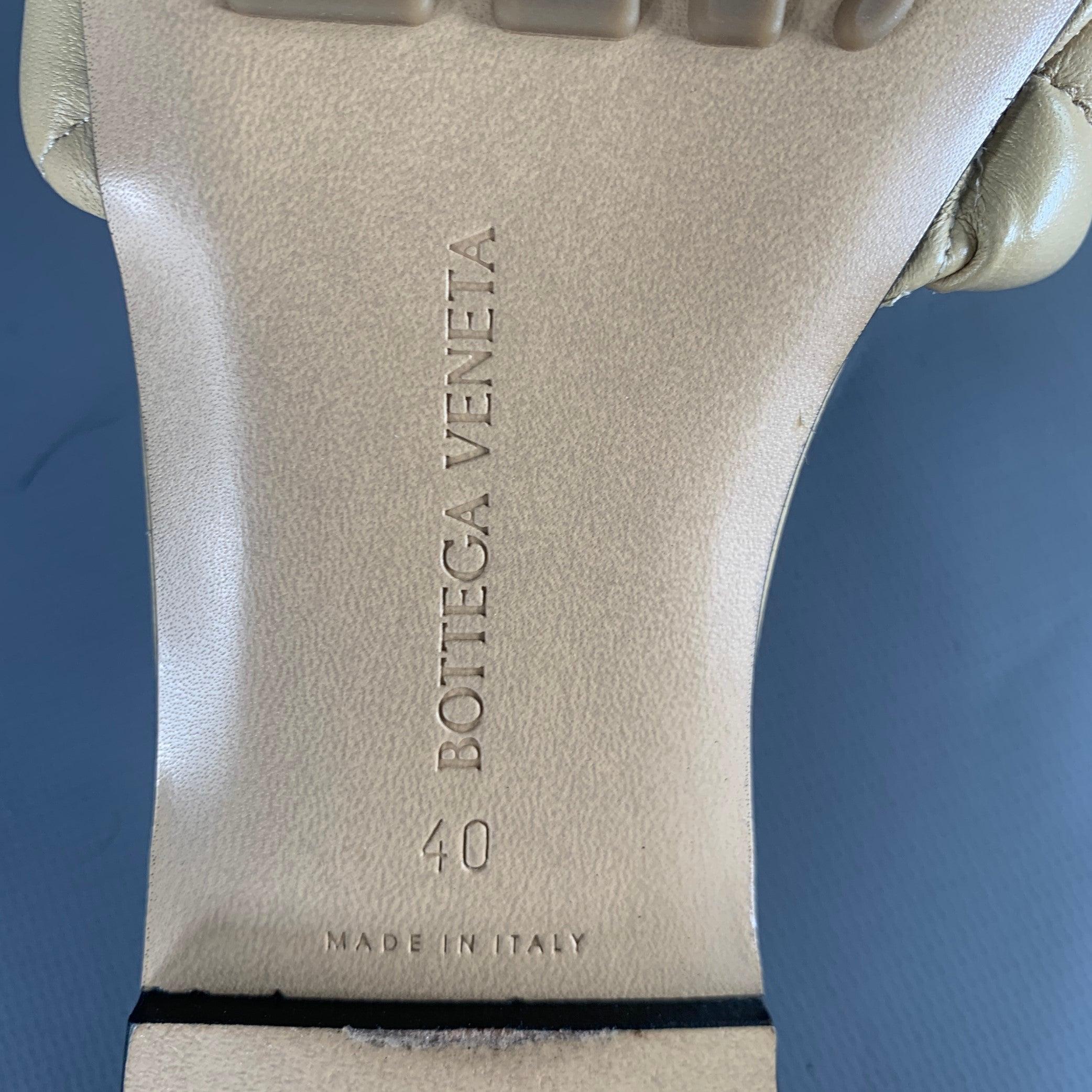 BOTTEGA VENETA Size 10 Tan Leather Padded Quilted Sandals For Sale 2