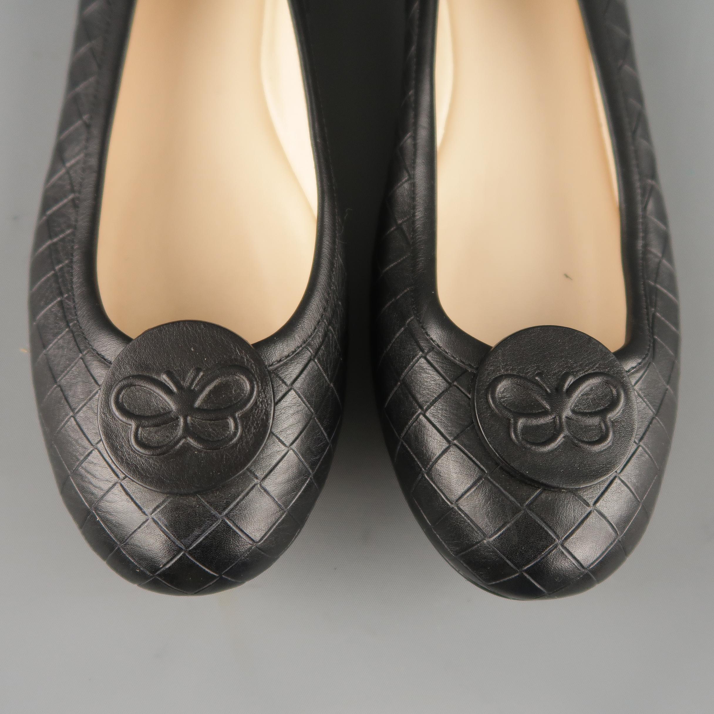 BOTTEGA VENETA ballet flats come in signature woven Intrecciato leather with a butterfly embossed embellishment. Made in Italy.
 
Excellent Pre-Owned Condition.
Marked: IT 41.5
 
Outsole: 11 x 3.5 in.