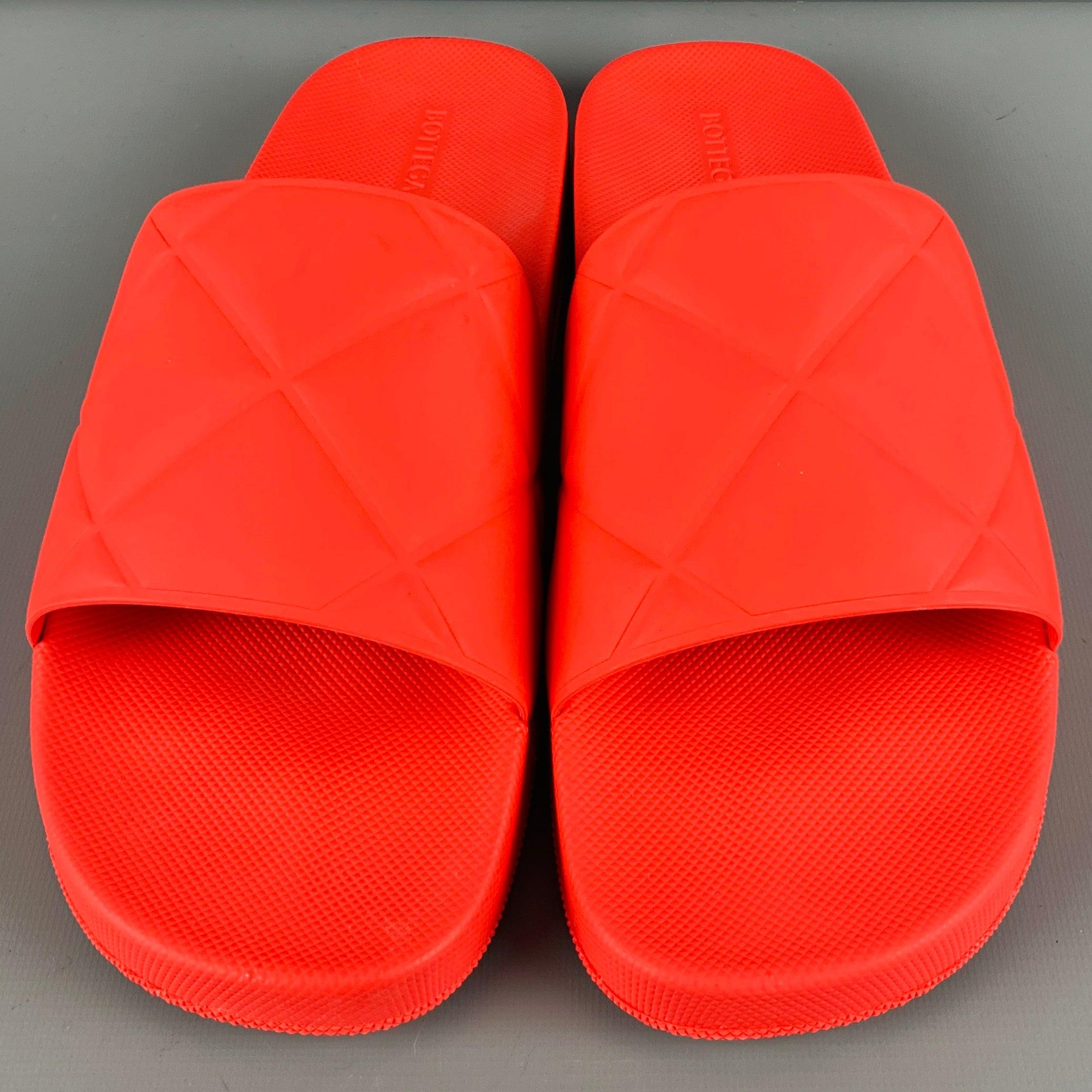 BOTTEGA VENETA Size 12 Orange Rubber Slip On Sandals In Good Condition For Sale In San Francisco, CA