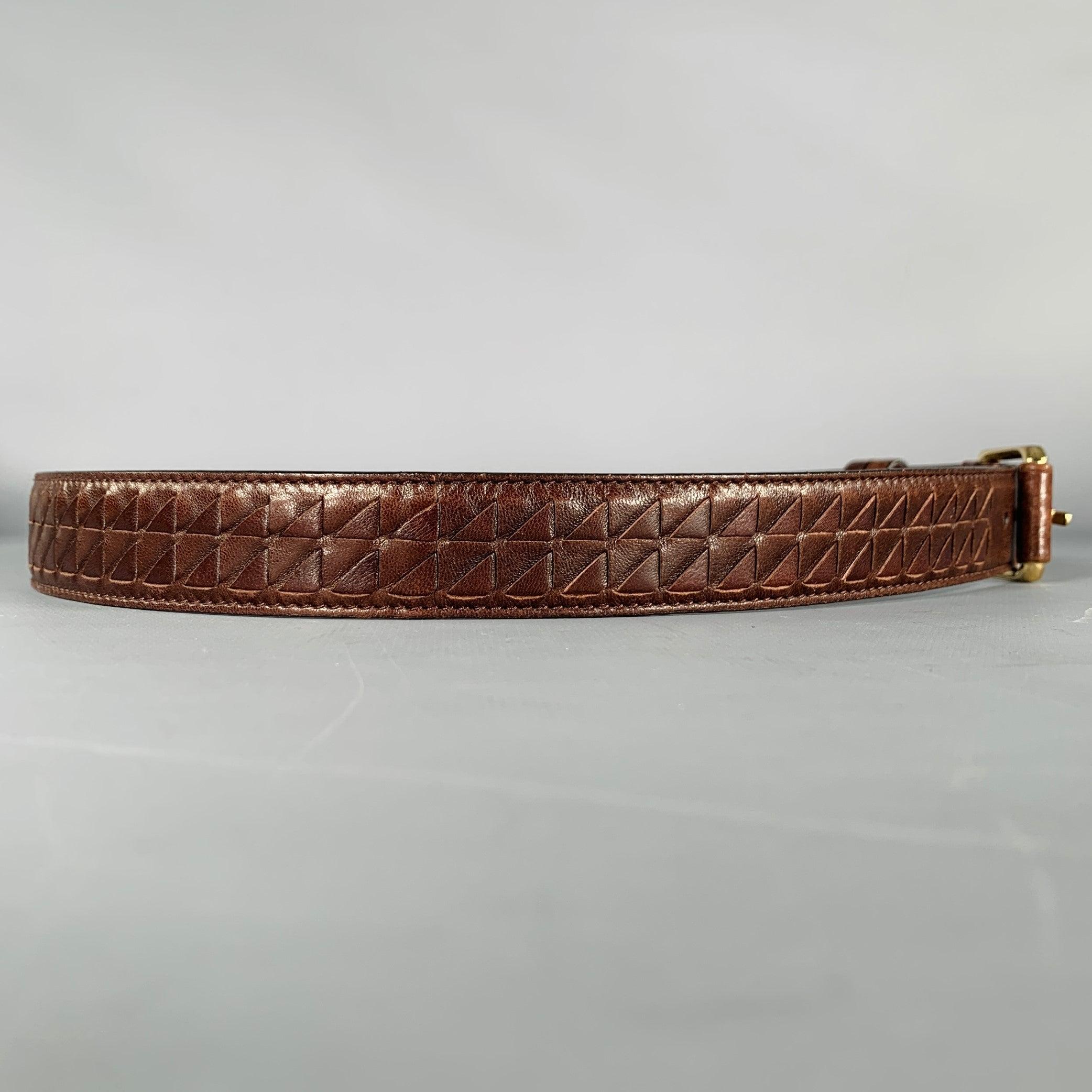 BOTTEGA VENETA belt in a brown leather fabric featuring a woven design, and gold tone metal hardware. Made in Italy.Very Good Pre-Owned Condition. Minor signs of wear. 

Marked:   85 cm/34 inLength: 39 inches Width: 1 inches Fits: 32 inches  - 34