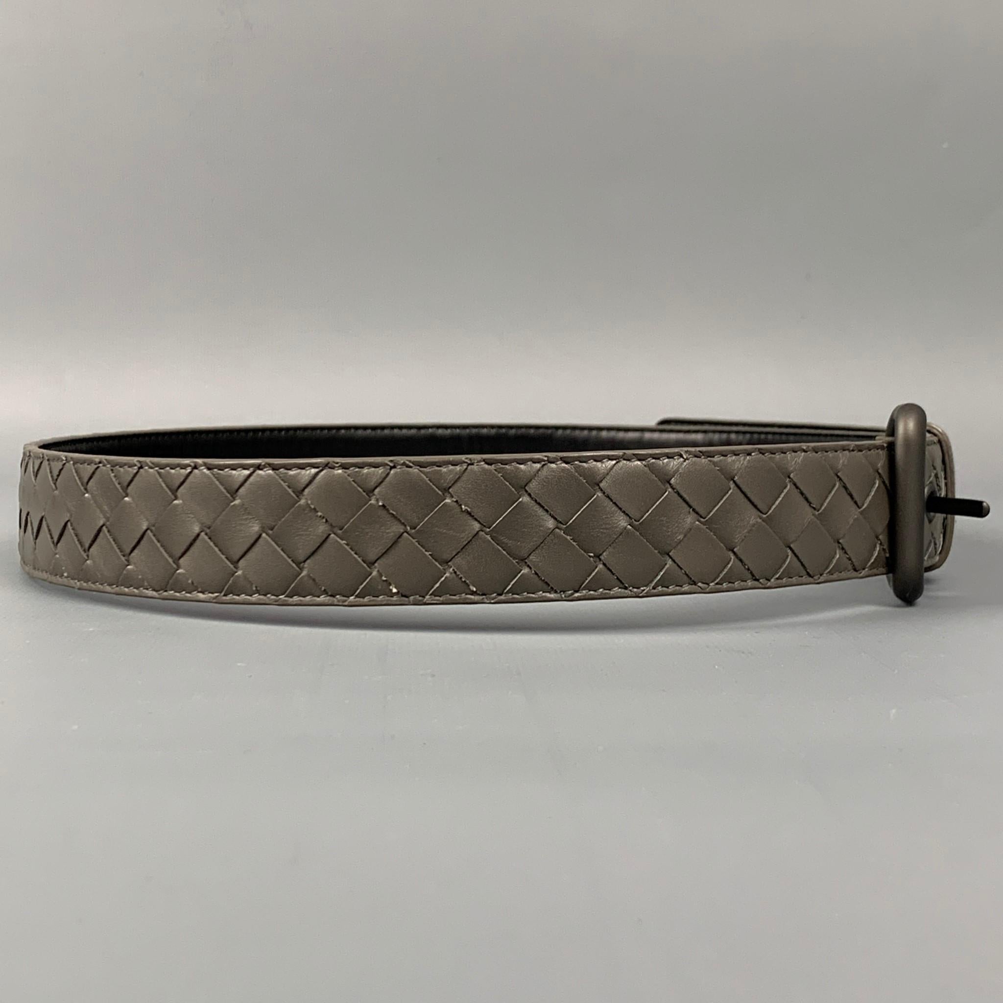 BOTTEGA VENETA belt comes in a grey woven leather featuring a monochromatic buckle closure. Made in Italy.

Very Good Pre-Owned Condition.
Marked: 85 cm. / 34 in.
Original Retail Price: $540.00

Length: 40 in.
Width: 1 in.
Fits: 31 in. - 36