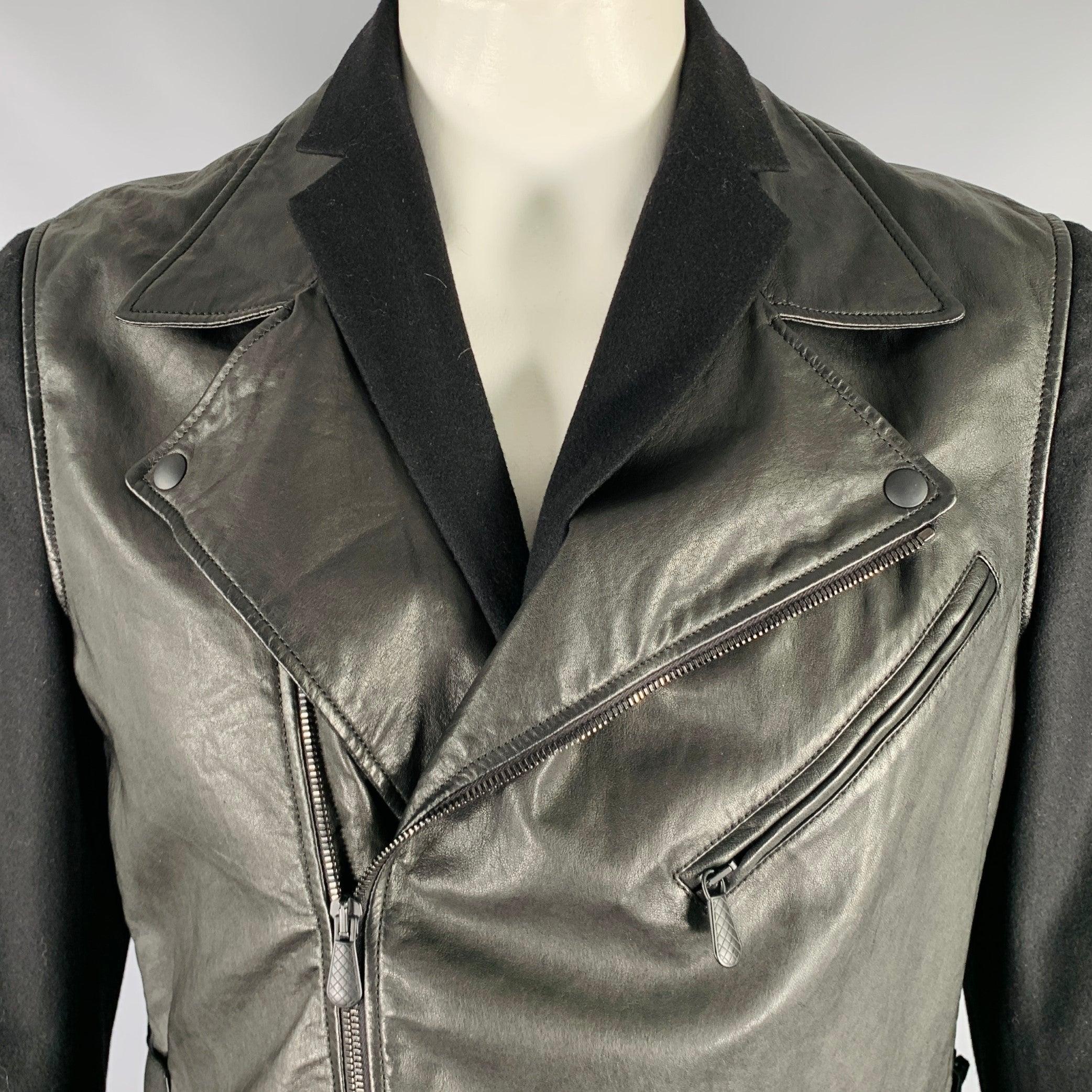 BOTTEGA VENETA Jacke
aus schwarzem Leder mit Biker-Stil, Kaschmir-Blazer-Unterschicht mit Knopfverschluss und Reißverschluss. Hergestellt in Italien. Ausgezeichneter Pre-Owned Zustand. 

Markiert:   54 

Abmessungen: 
 
Schultern: 17,5 Zoll
