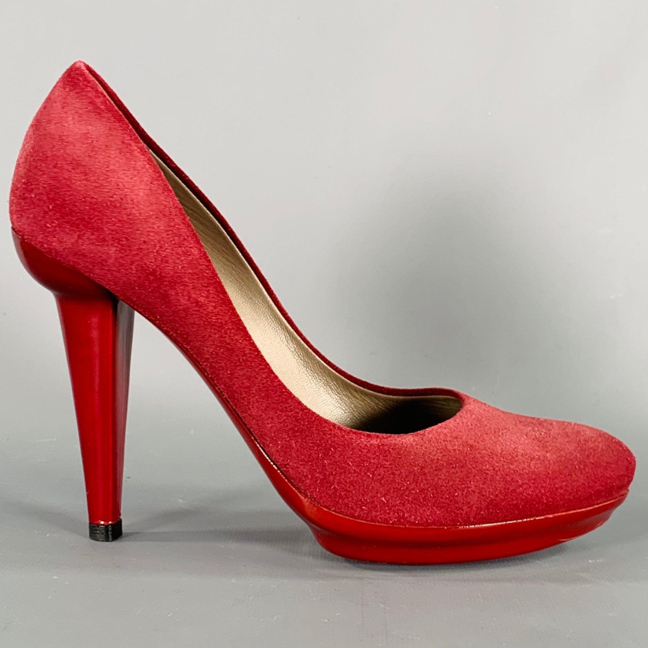 BOTTEGA VENETA pumps
in a burgundy suede featuring a platform style, and slip on closure. Made in Italy.Very Good Pre-Owned Condition. Minor scuff on back of heel. 

Marked:   IT 36.5 

Measurements: 
  Platform: 0.5 inches Heel: 4.25 inches 
  
  
