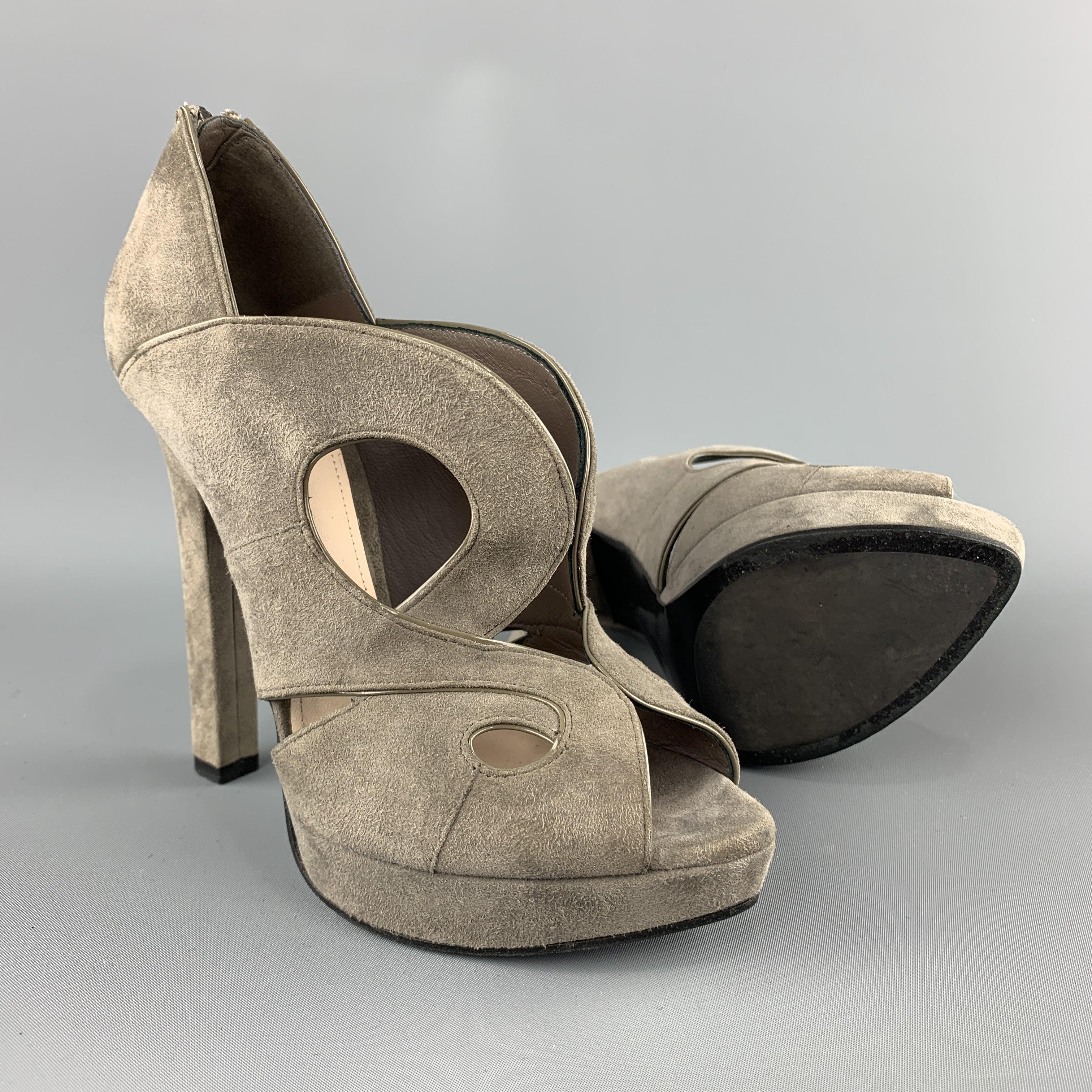 BOTTEGA VENETA Size 7 Grey Suede Patent Leather Piping Peep Toe Sandals In Good Condition For Sale In San Francisco, CA