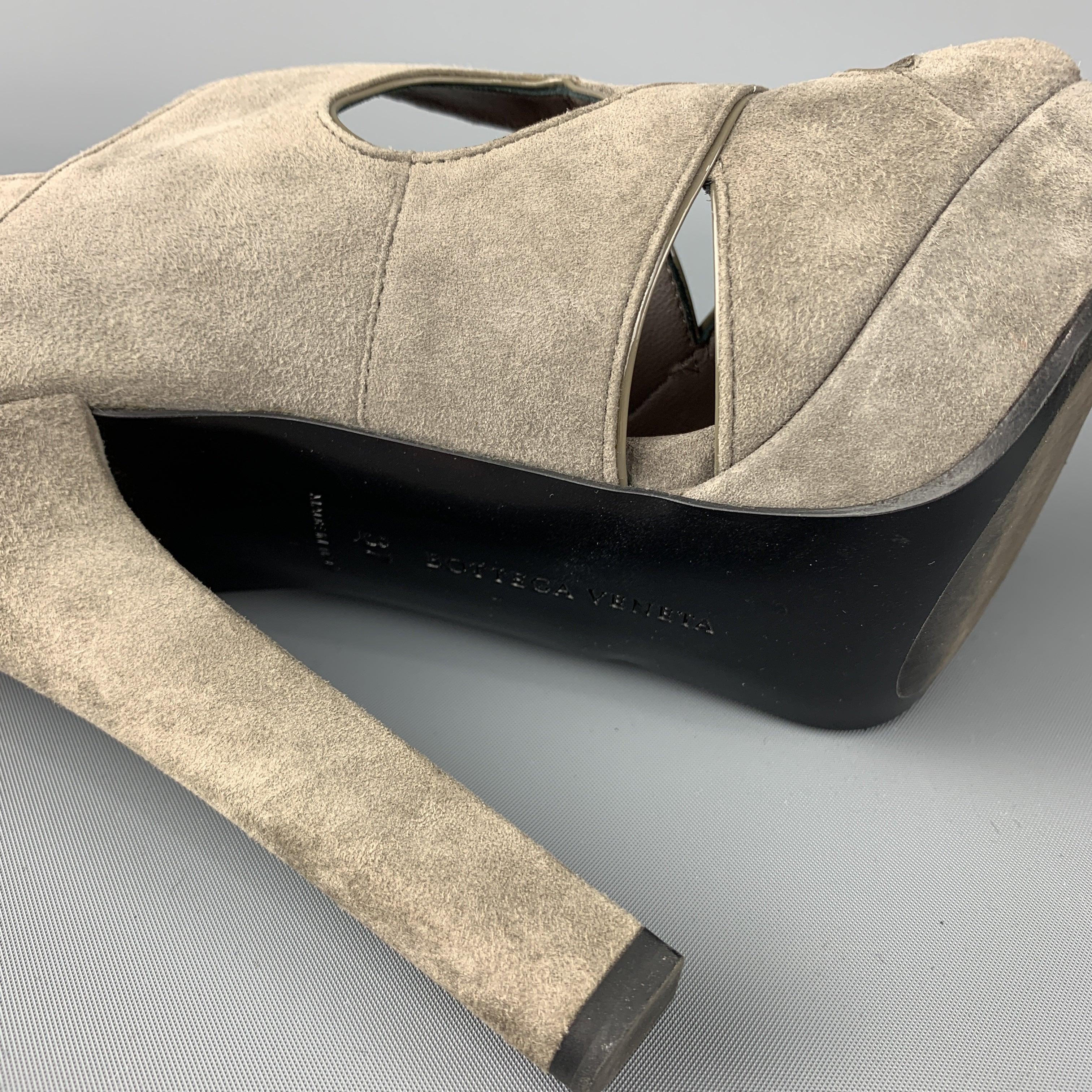 BOTTEGA VENETA Size 7 Grey Suede Patent Leather Piping Peep Toe Sandals For Sale 1