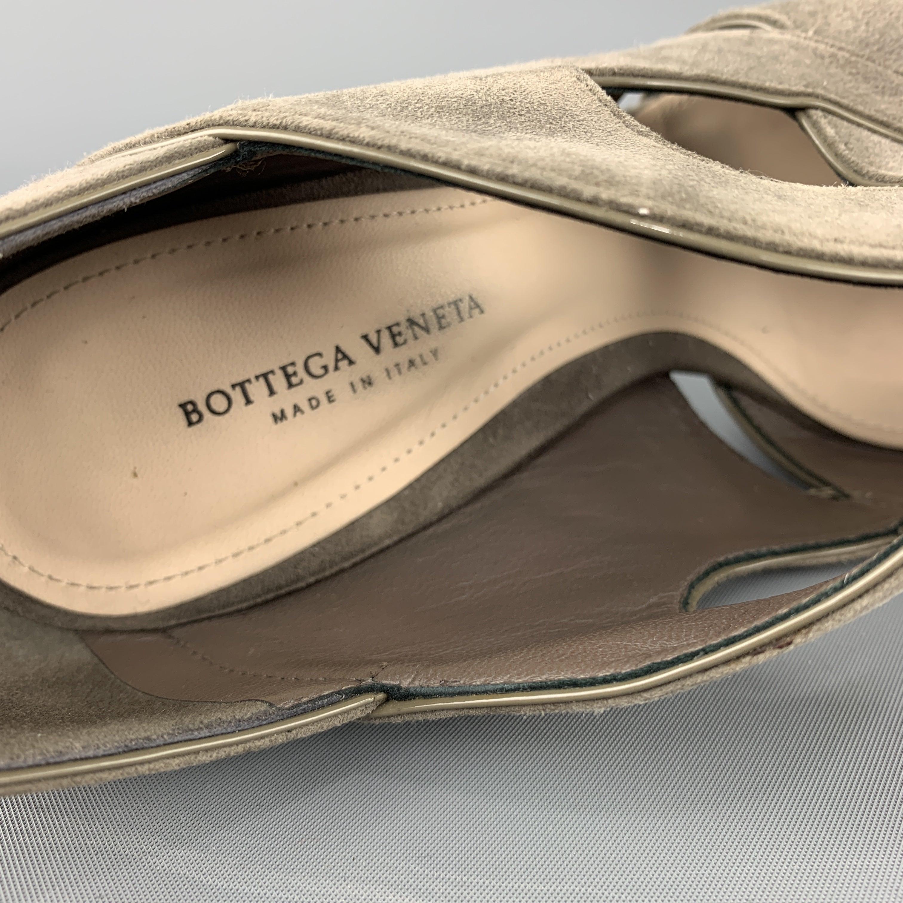BOTTEGA VENETA Size 7 Grey Suede Patent Leather Piping Peep Toe Sandals For Sale 3