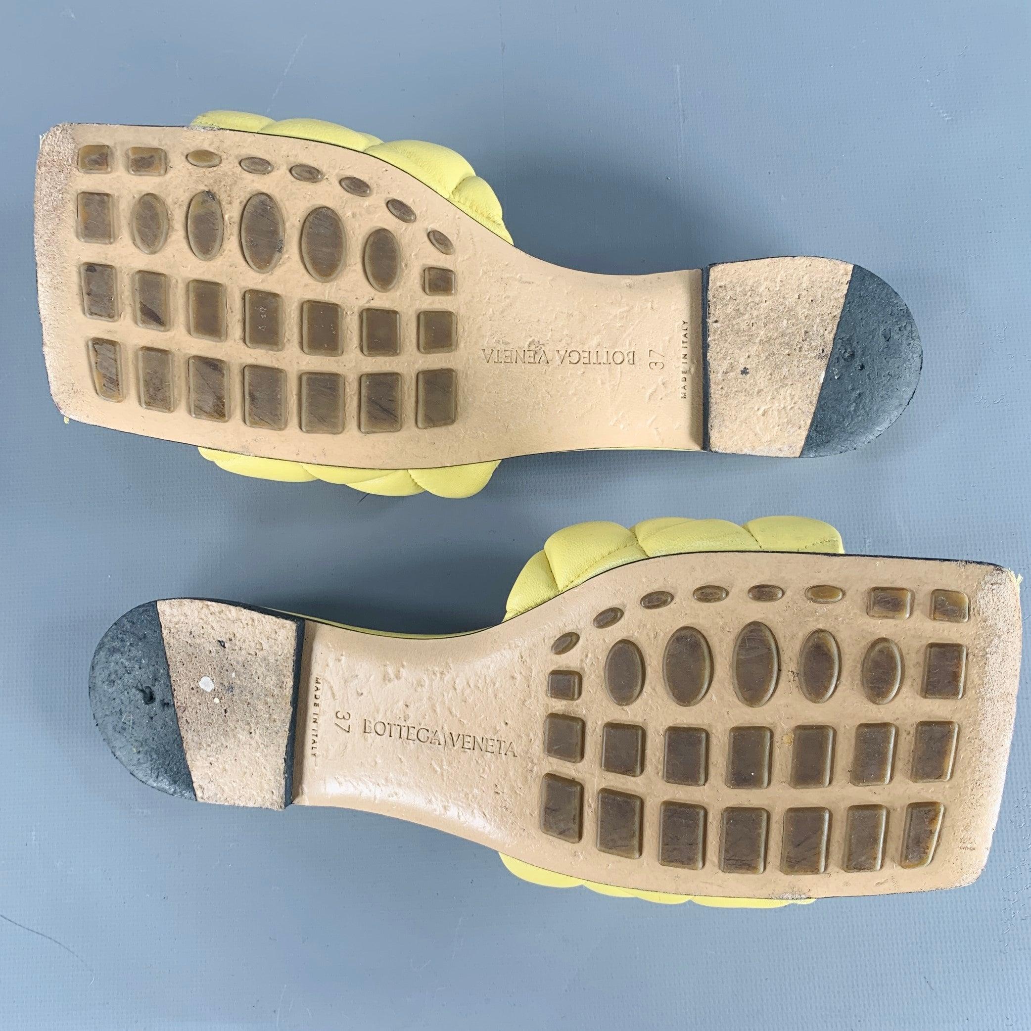BOTTEGA VENETA Size 7 Yellow Leather Quilted Slide Sandals For Sale 2