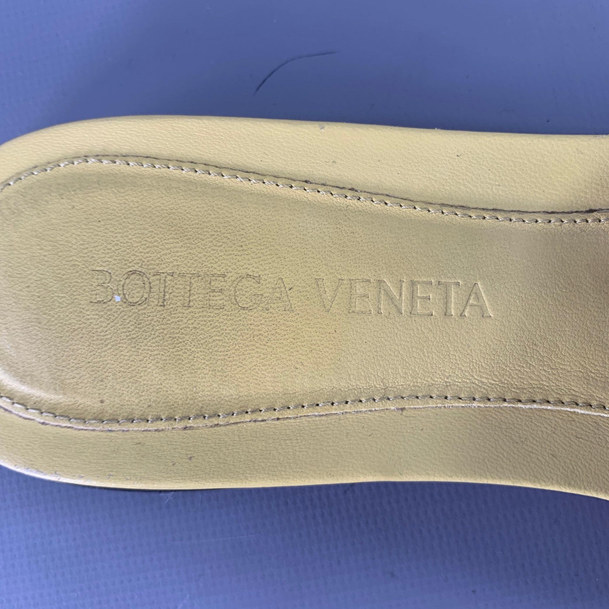 BOTTEGA VENETA Size 7 Yellow Leather Quilted Slide Sandals For Sale 3
