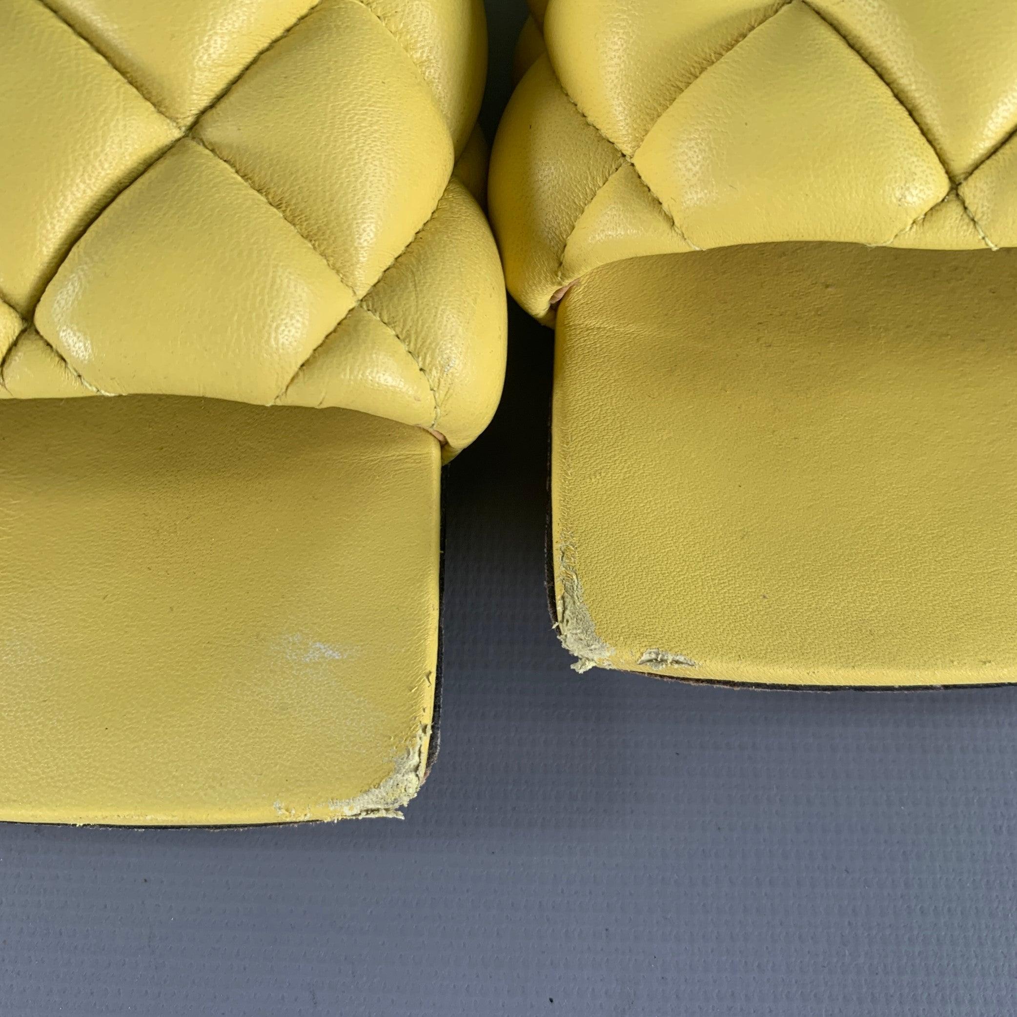 BOTTEGA VENETA Size 7 Yellow Leather Quilted Slide Sandals For Sale 5