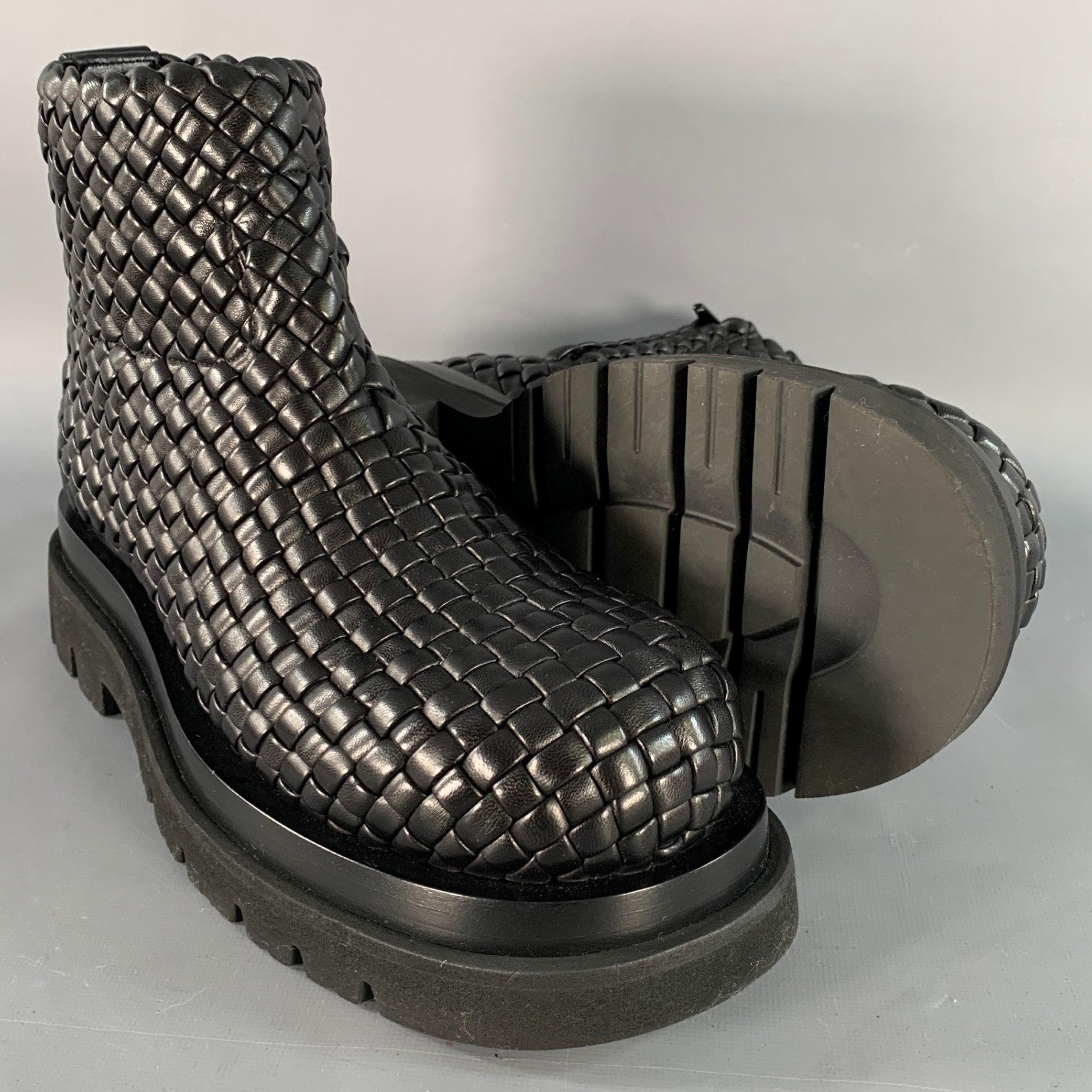 BOTTEGA VENETA Taille 8 Noir Mini Lido Weave Lug Bottes en cuir tressé à fermeture éclair latérale en vente 1