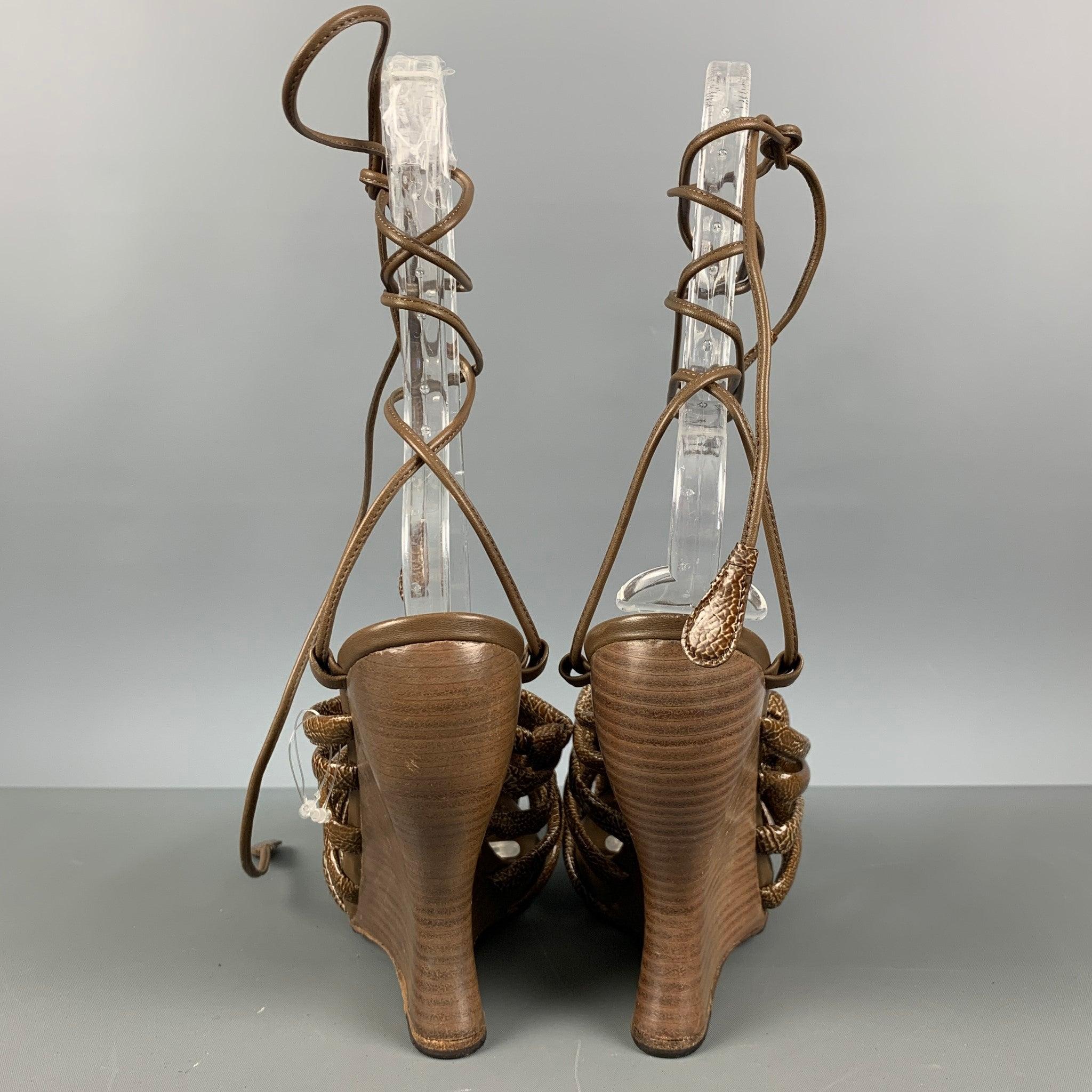 BOTTEGA VENETA Size 8.5 Brown Olive Woven Patent Leather Wedge Sandals In Good Condition In San Francisco, CA