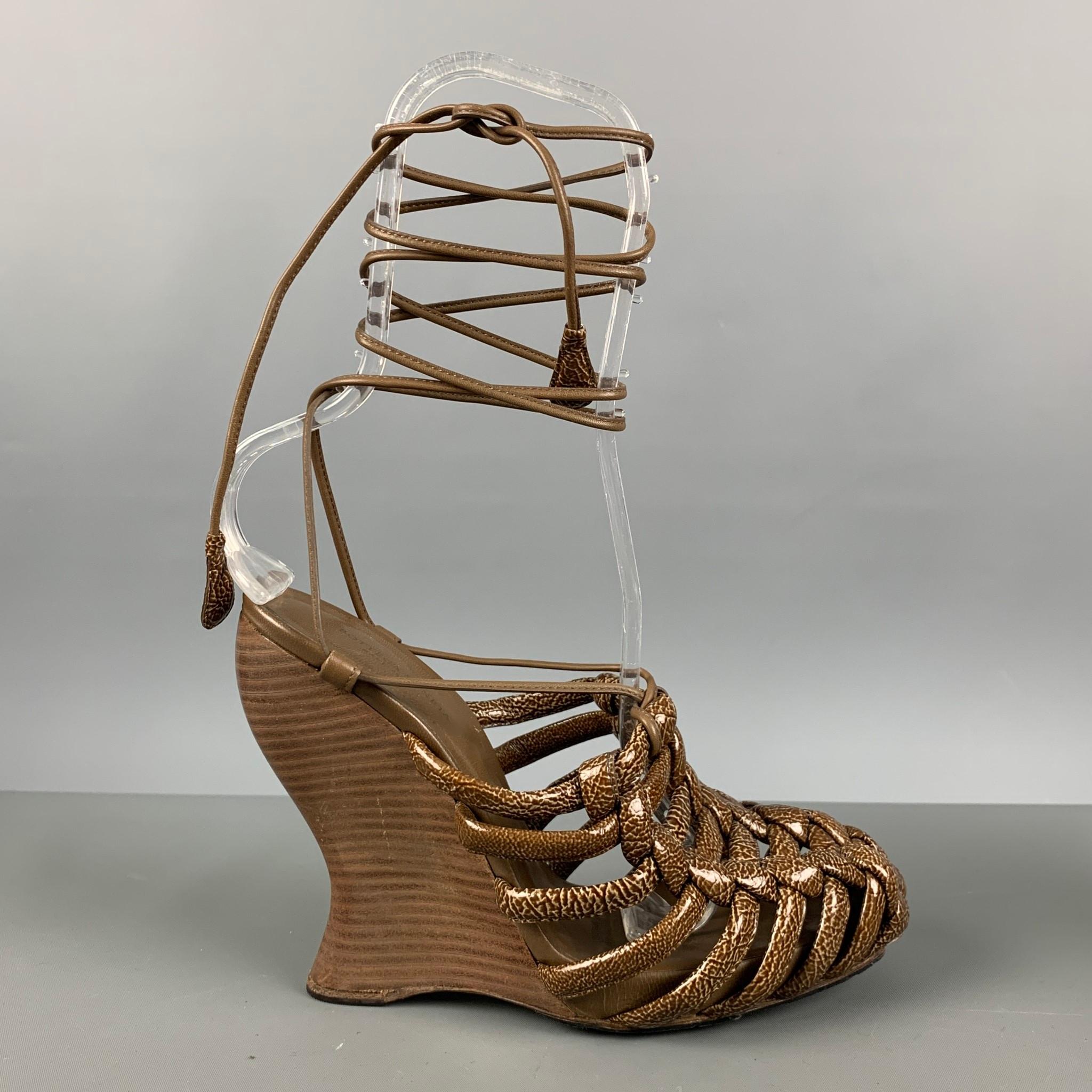 BOTTEGA VENETA Size 8.5 Brown Olive Woven Patent Leather Wedge Sandals In Good Condition In San Francisco, CA
