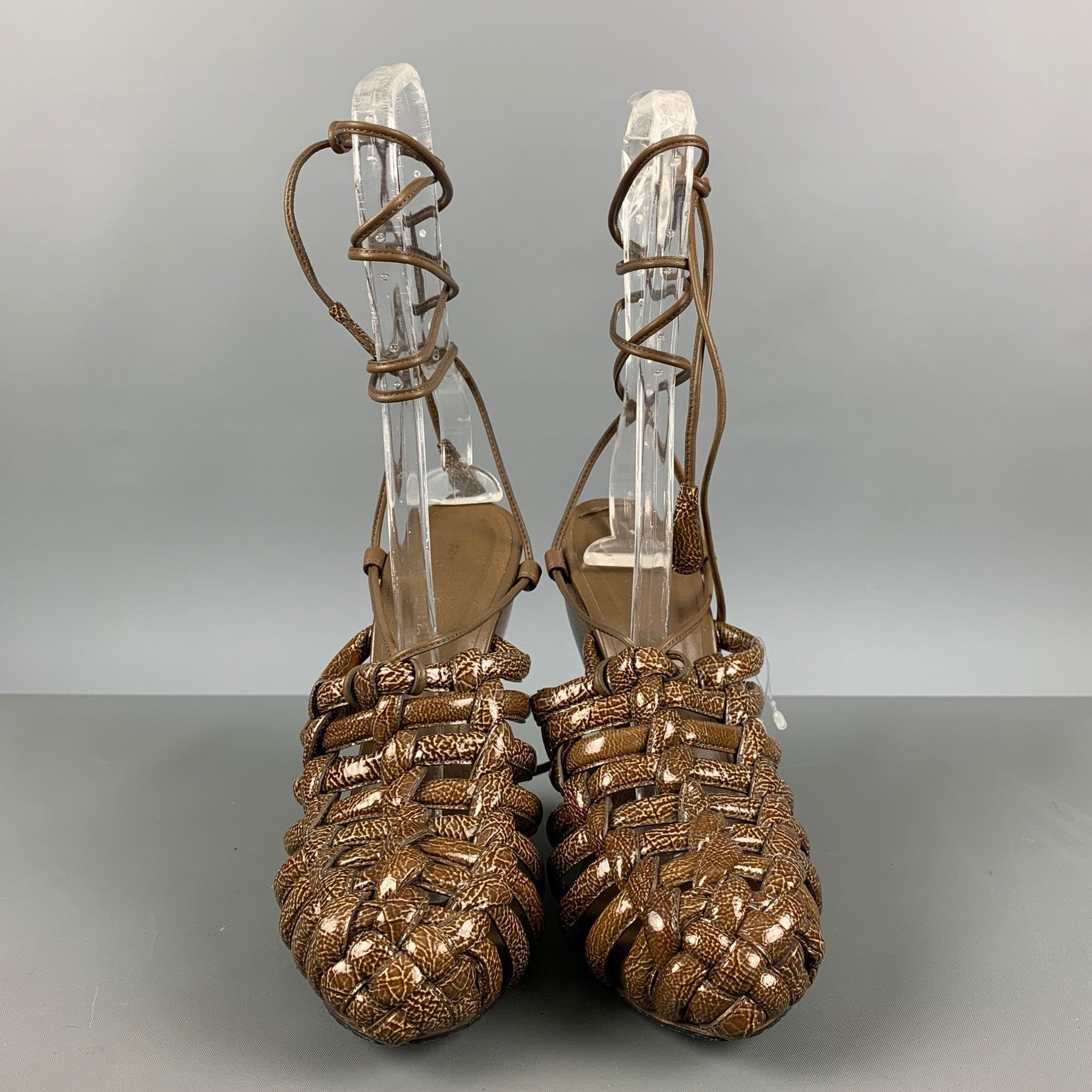Women's BOTTEGA VENETA Size 8.5 Brown Olive Woven Patent Leather Wedge Sandals For Sale