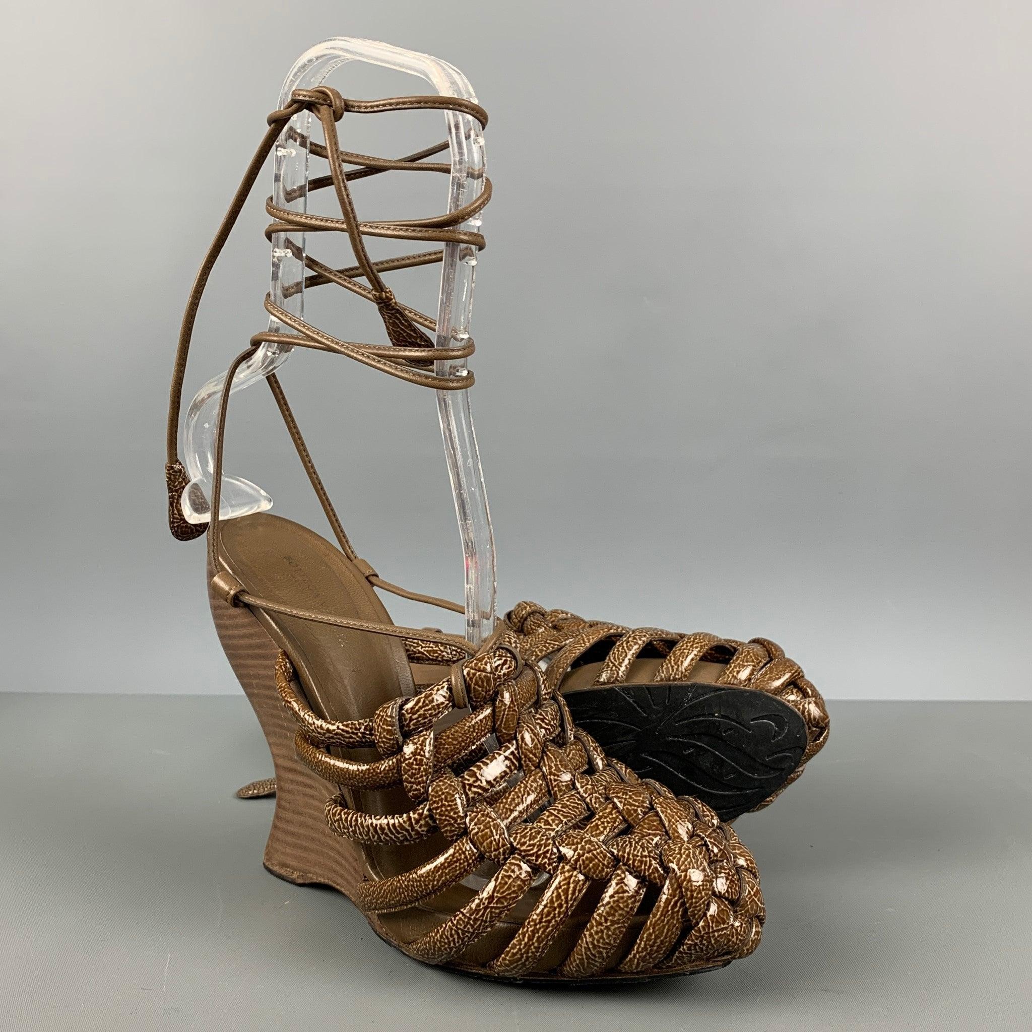 BOTTEGA VENETA Size 8.5 Brown Olive Woven Patent Leather Wedge Sandals For Sale 1