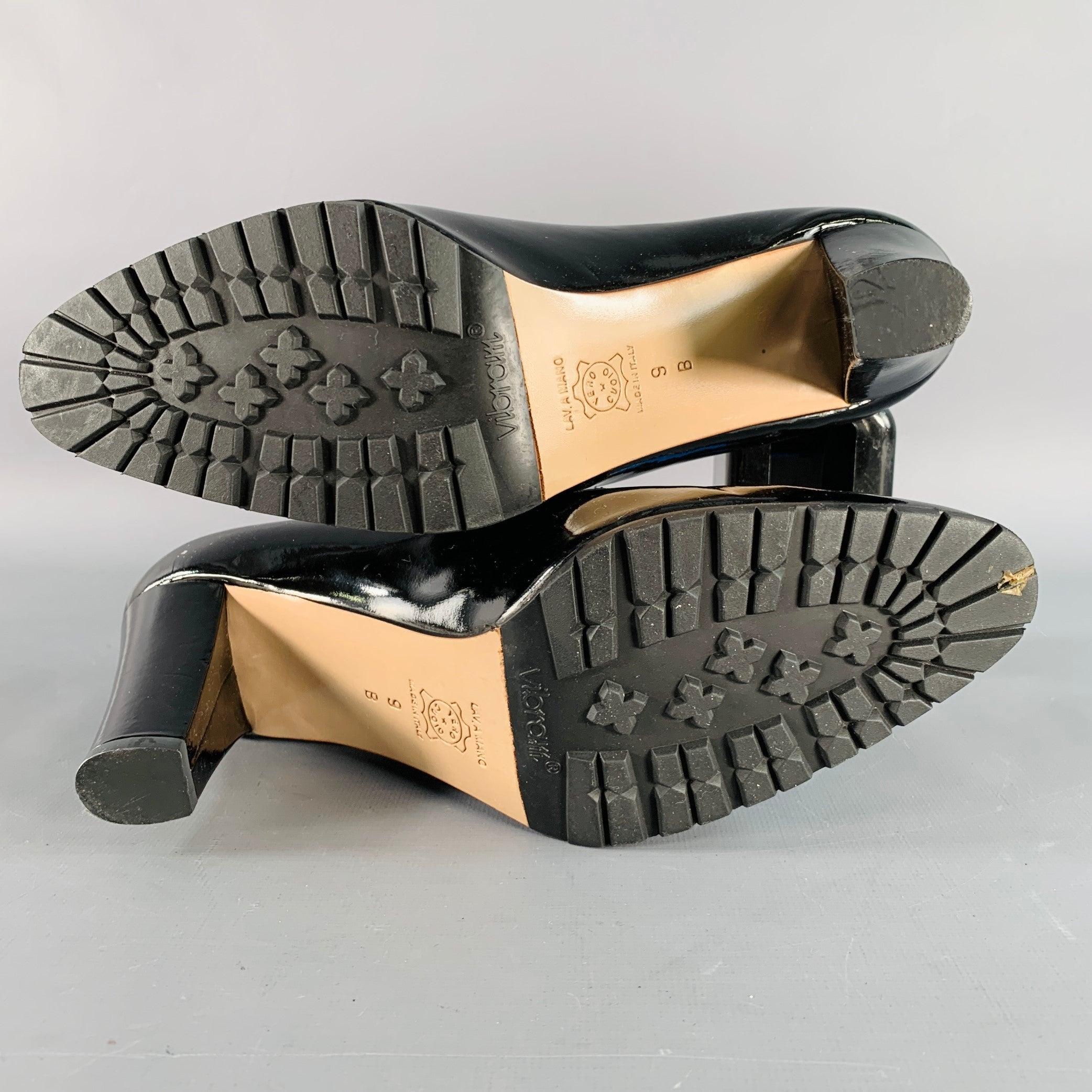 BOTTEGA VENETA Size 9 Black Gold Patent Leather Buckle Pumps For Sale 3
