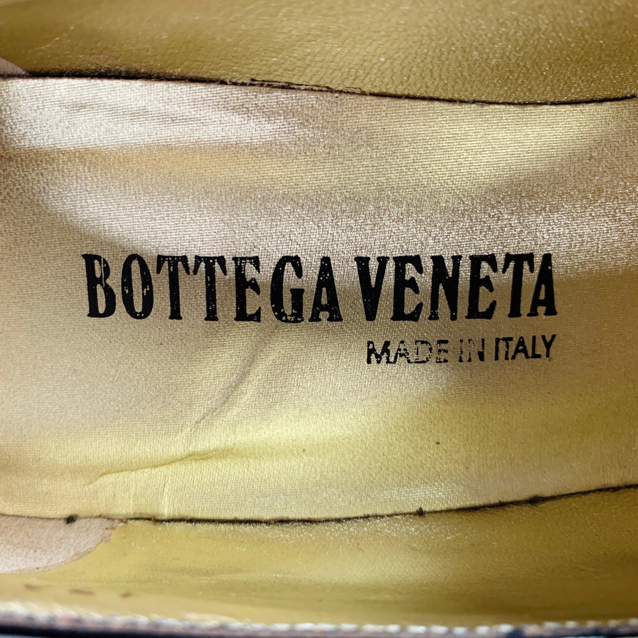 BOTTEGA VENETA Size 9 Black Gold Patent Leather Buckle Pumps For Sale 4