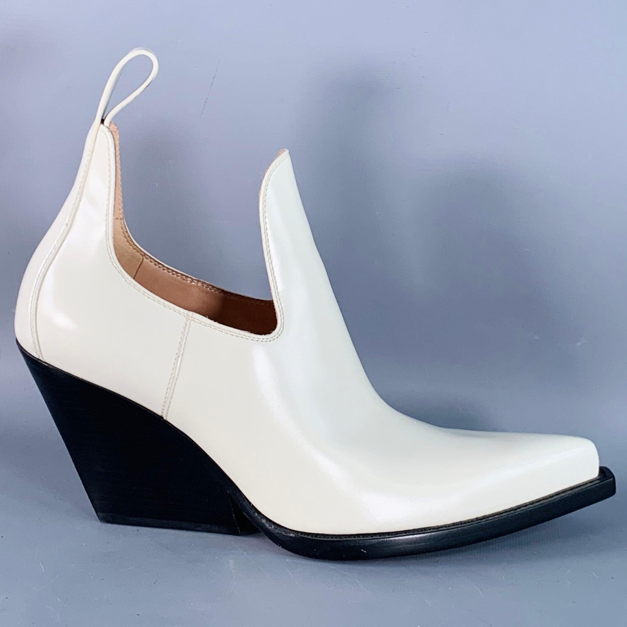 Bottines western BOTTEGA VENETA
en cuir de veau ivoire, avec un bout pointu, un talon haut et une fermeture à glissière. Fabriqué en Italie. Nouveau avec boîte. 

Marqué :   IT 39 

Mesures : 
  Longueur : 10.75 pouces Largeur : 3.75 pouces Hauteur