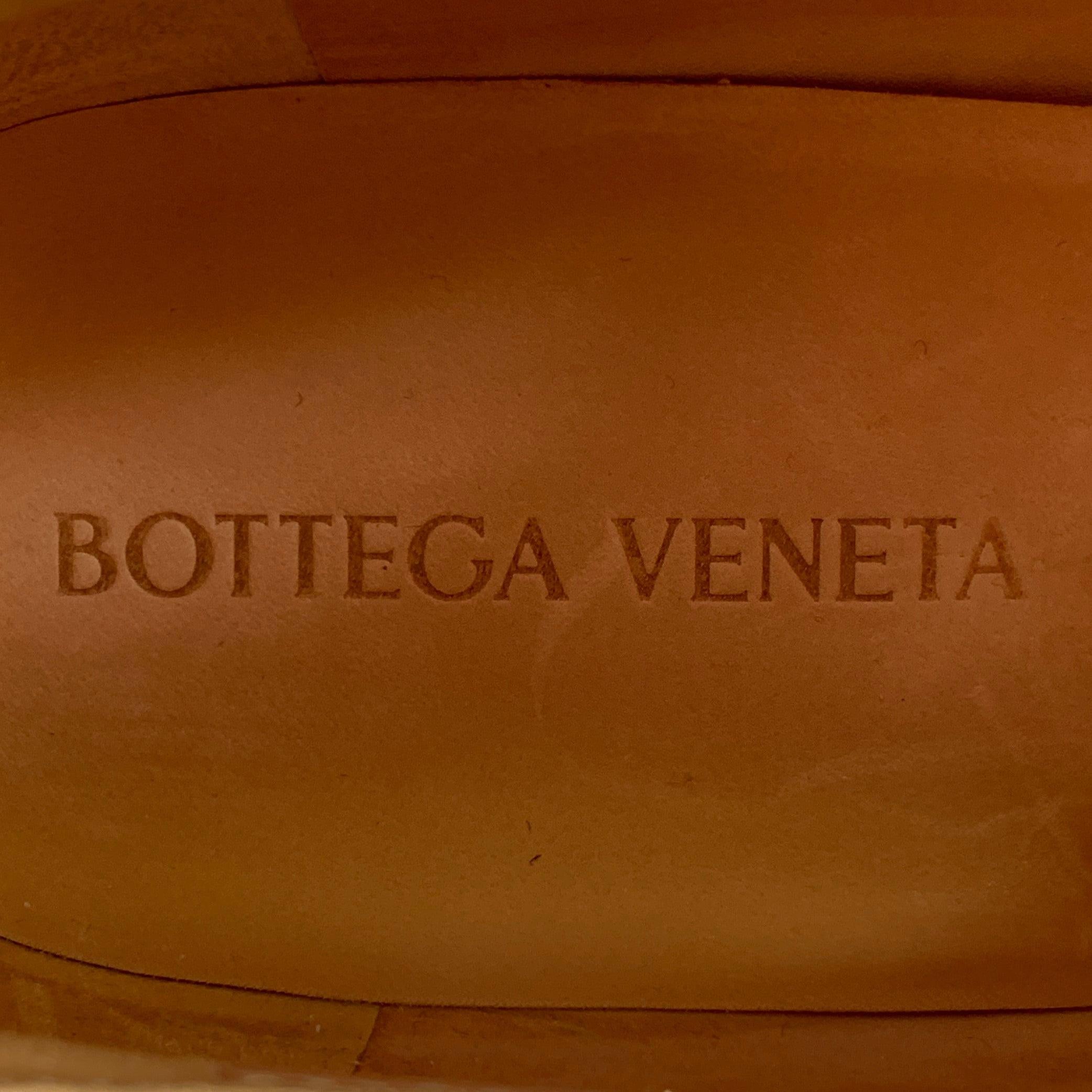 BOTTEGA VENETA Taille 9 Ivoire Noir Cuir Slip On Stacked Heel Western Ankle Boots en vente 2