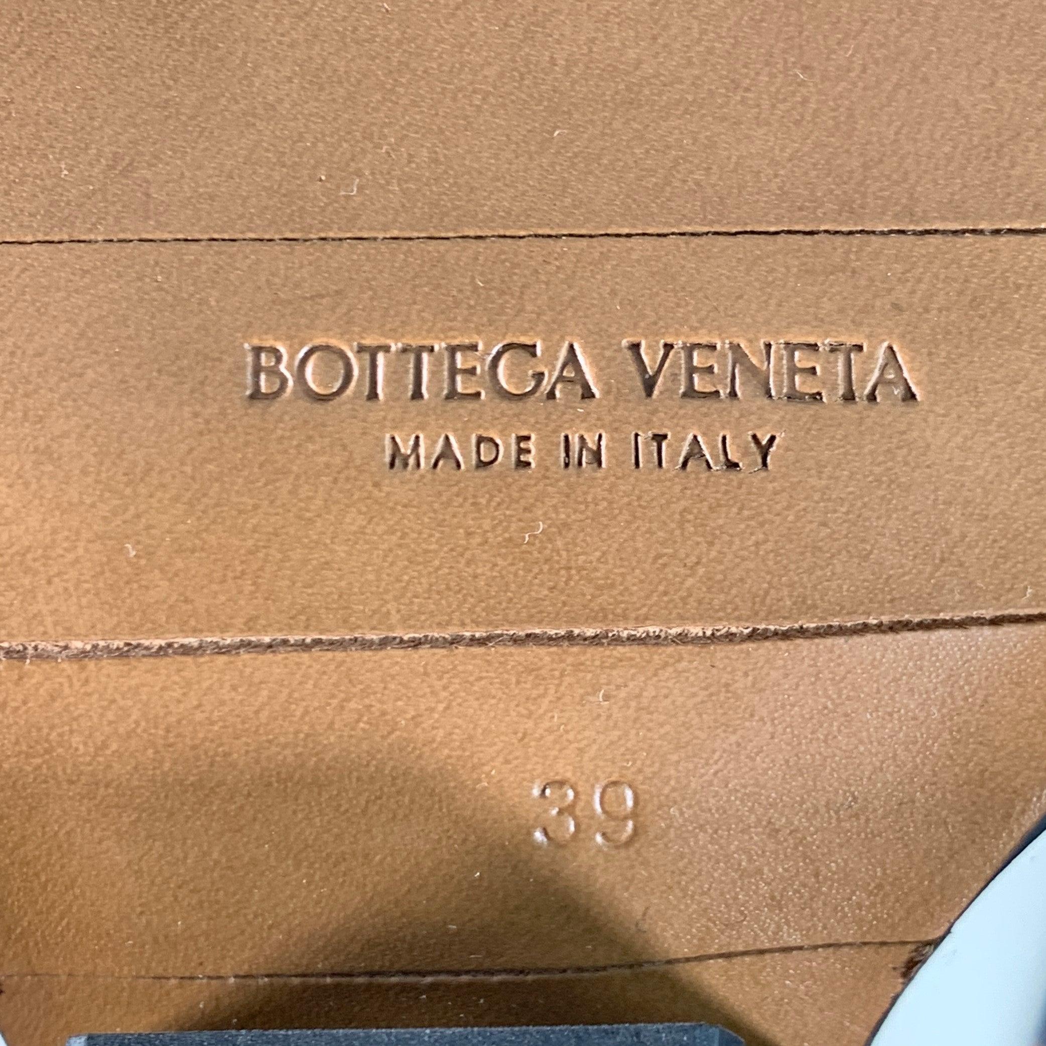 BOTTEGA VENETA Taille 9 Ivoire Noir Cuir Slip On Stacked Heel Western Ankle Boots en vente 3
