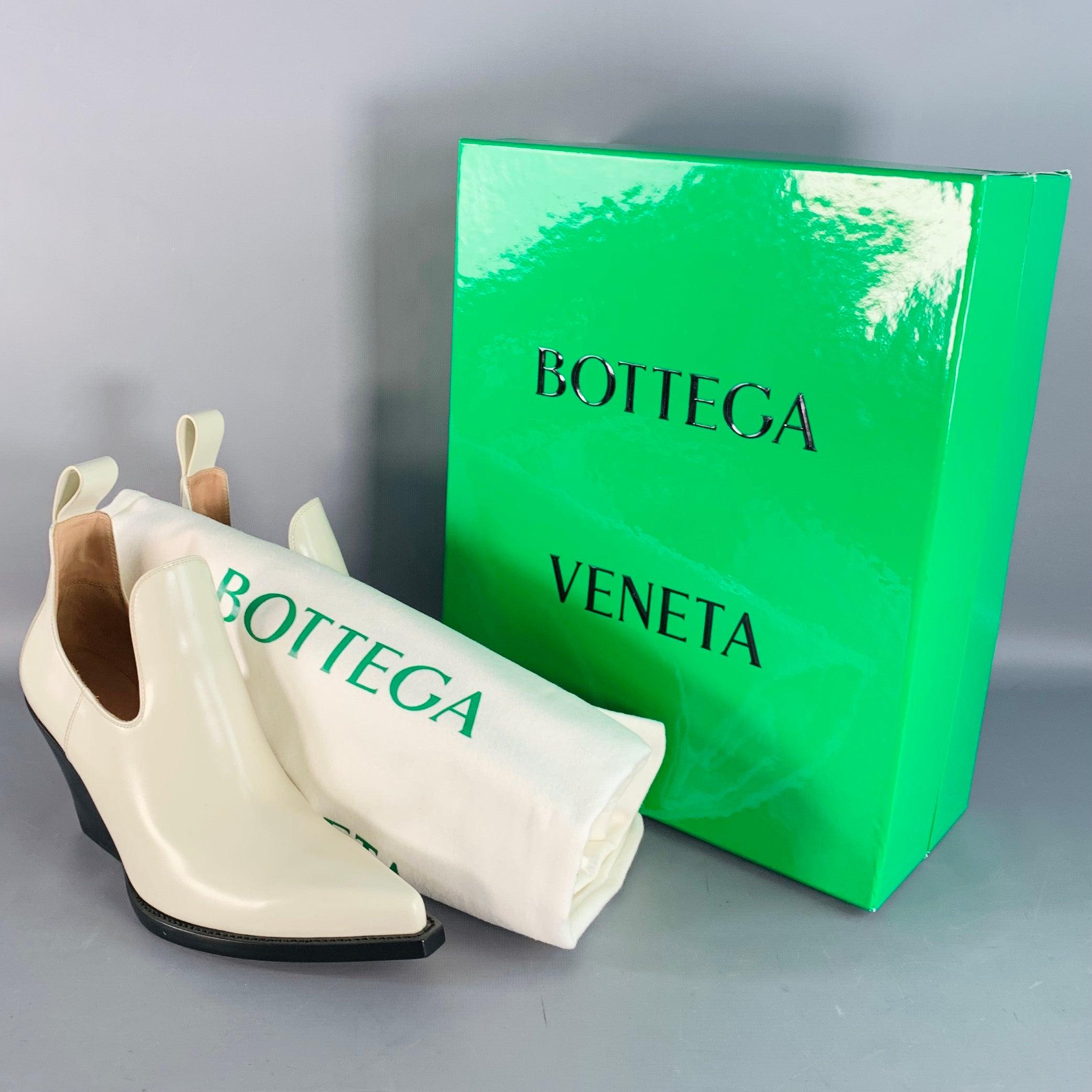 BOTTEGA VENETA Taille 9 Ivoire Noir Cuir Slip On Stacked Heel Western Ankle Boots en vente 4