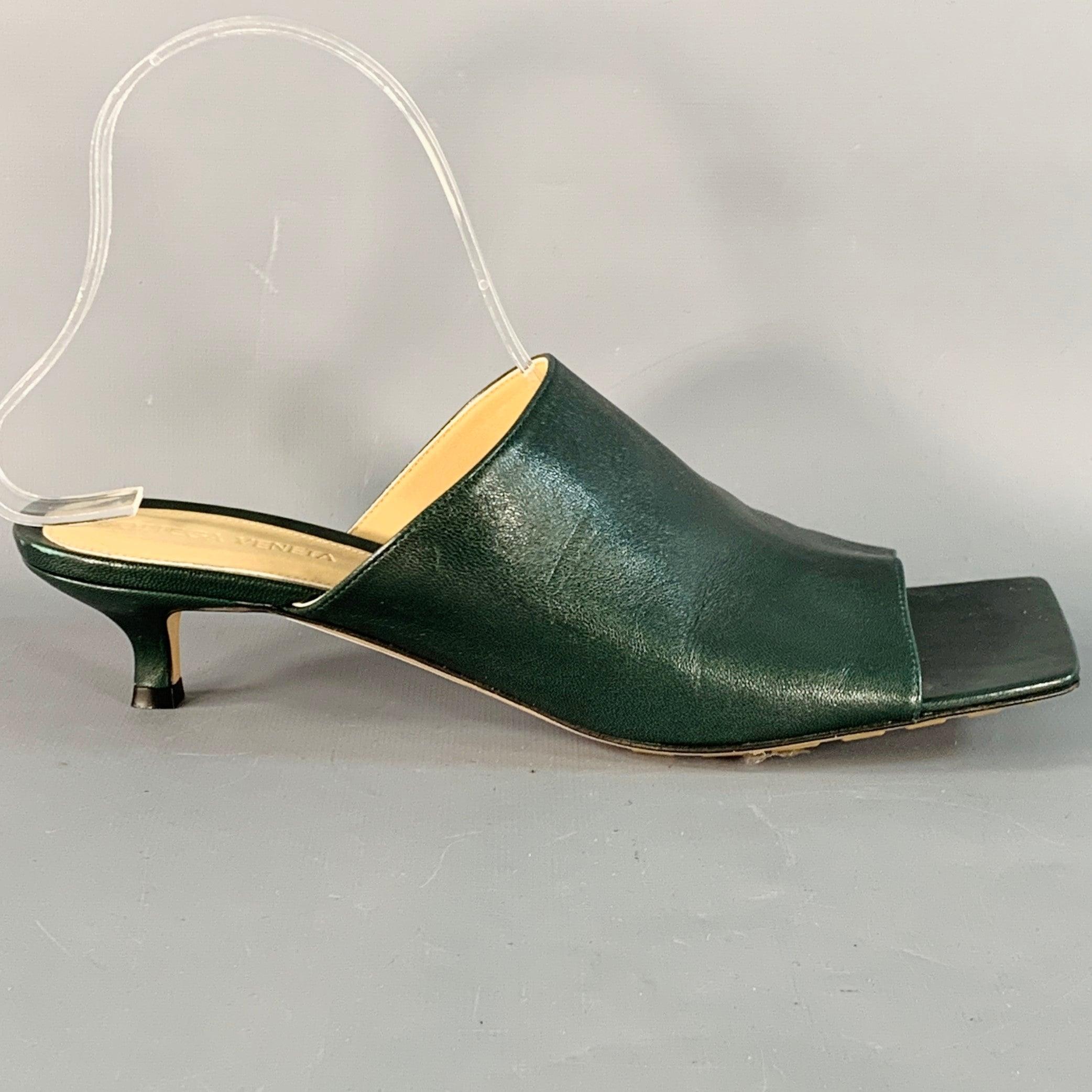Sandales BOTTEGA VENETA
en cuir vert, avec un style mules, un bout carré et un petit talon. Fabriqué en Italie. Très bon état.  

Marqué :   IT 39,5 

Mesures : 
  Talon : 1.5 pouces 
  
  
 
Référence Sui Generis : 140774
Catégorie : Sandales
Plus