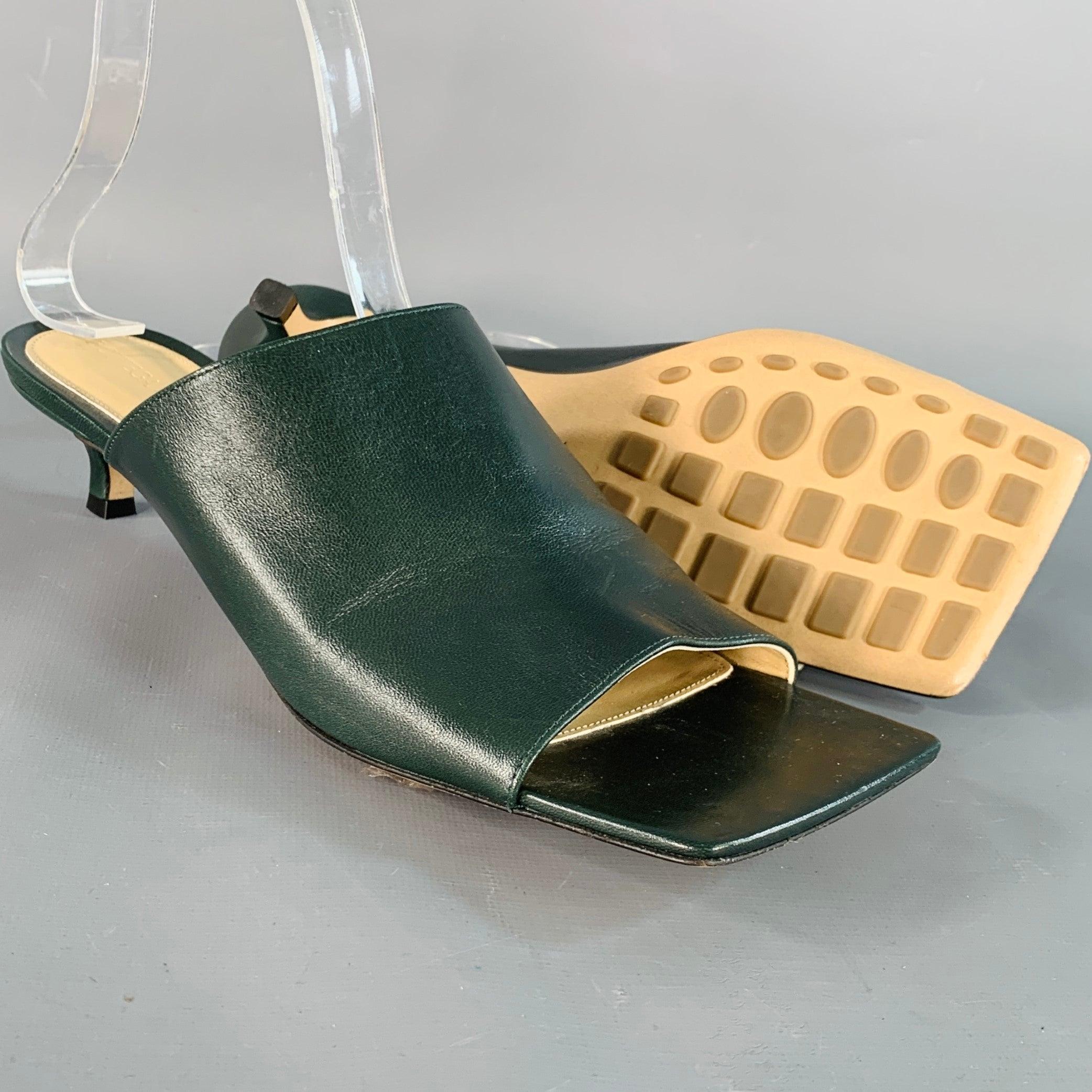 BOTTEGA VENETA Taille 9.5 Cuir vert Square Toe Kitten Heel Mules Sandals Pour femmes en vente