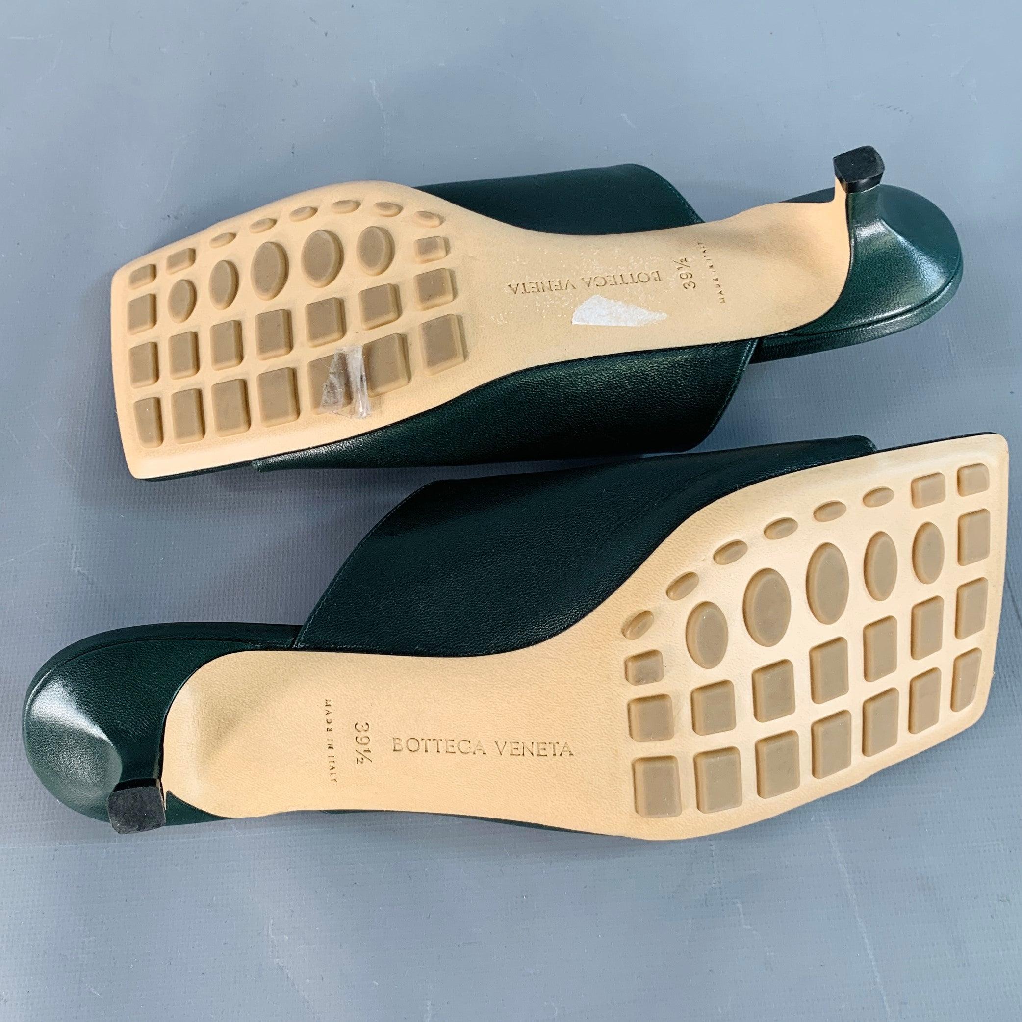 BOTTEGA VENETA Taille 9.5 Cuir vert Square Toe Kitten Heel Mules Sandals en vente 1