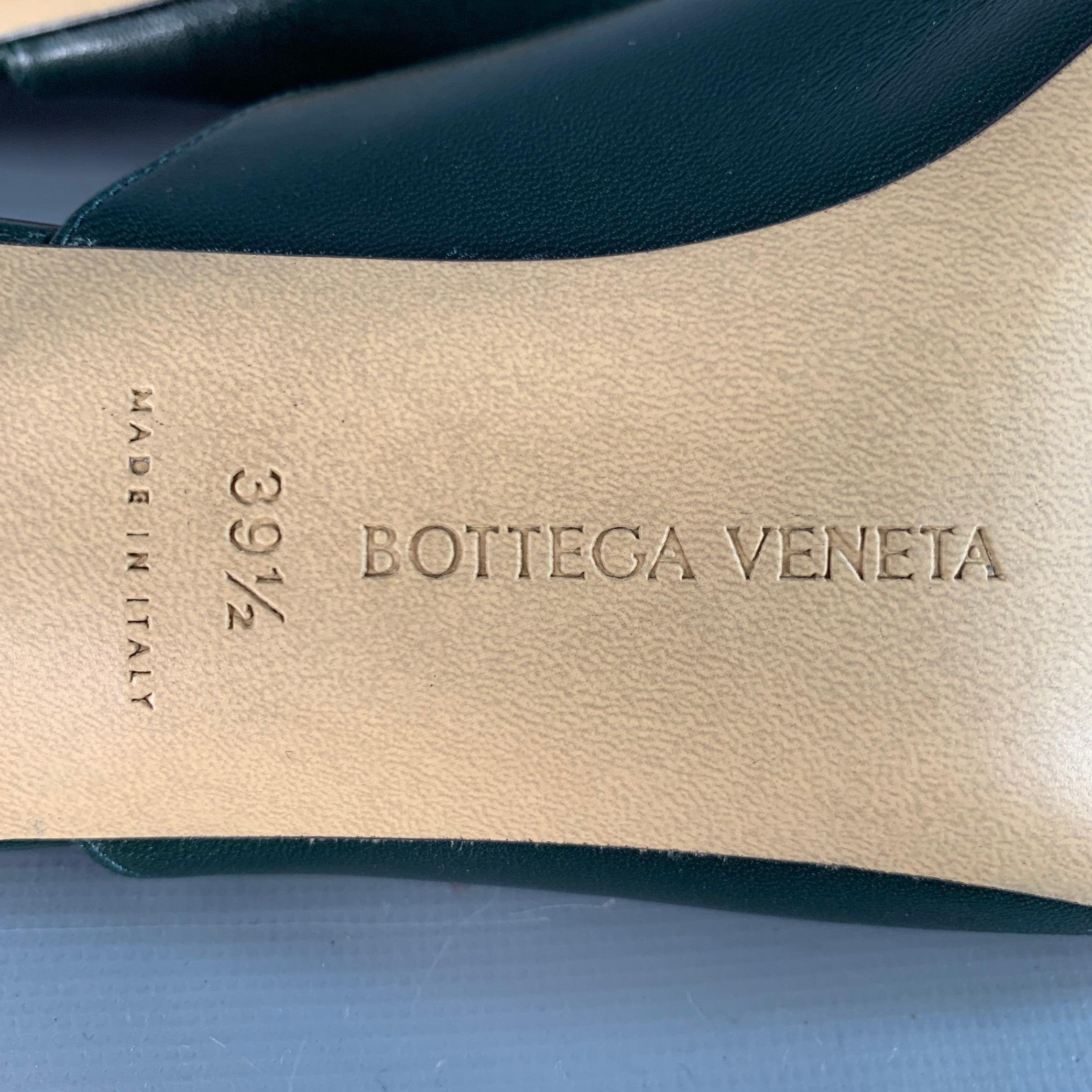 BOTTEGA VENETA Taille 9.5 Cuir vert Square Toe Kitten Heel Mules Sandals en vente 2