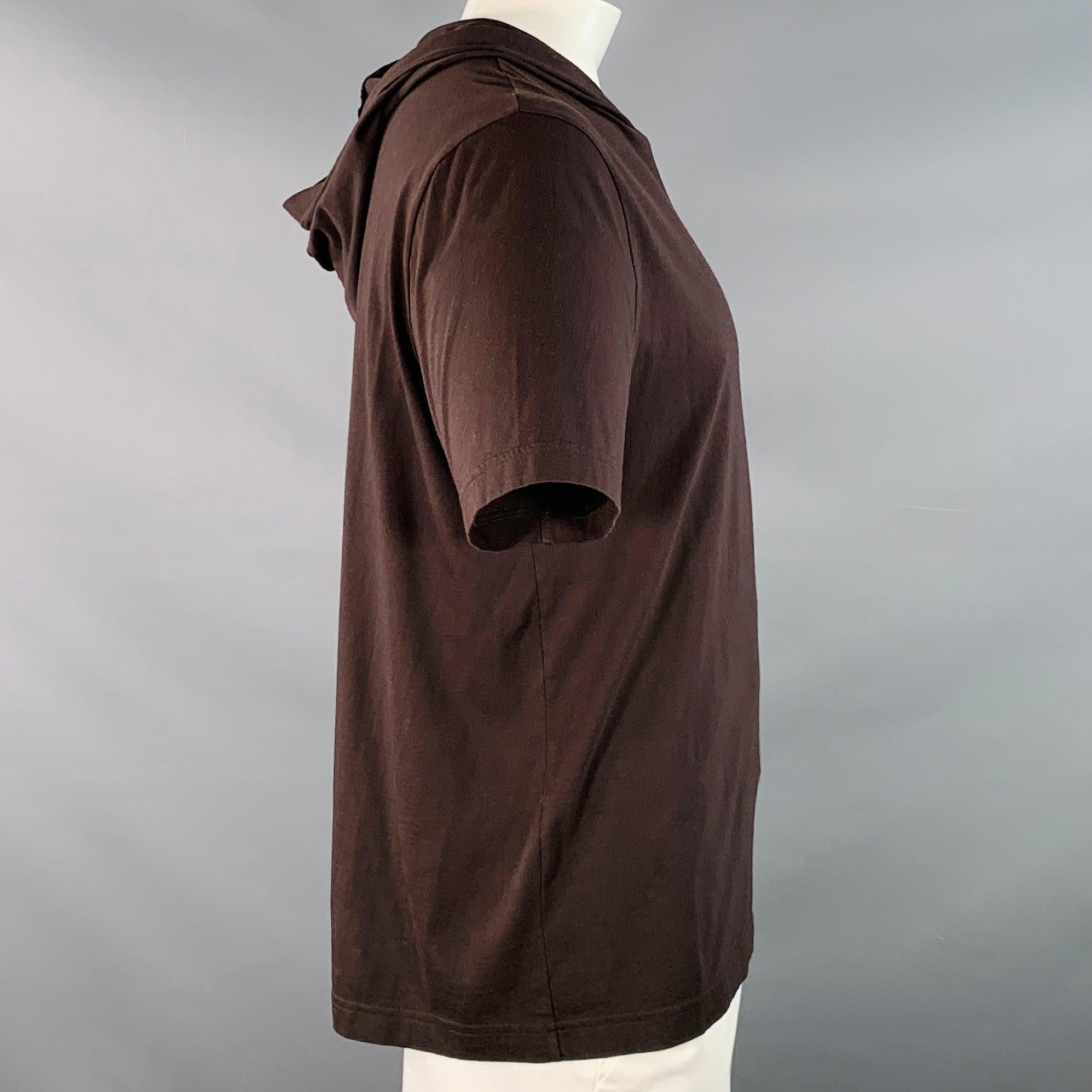 Sweat-shirt BOTTEGA VENETA
en jersey de coton marron, avec capuche, surpiqûres tonales subtiles de BOTTEGA sur le côté gauche et manches courtes. Fabriqué en Italie. Excellent état.  

Marqué :   L 

Mesures : 
 
Épaule : 19.5 pouces Poitrine : 44