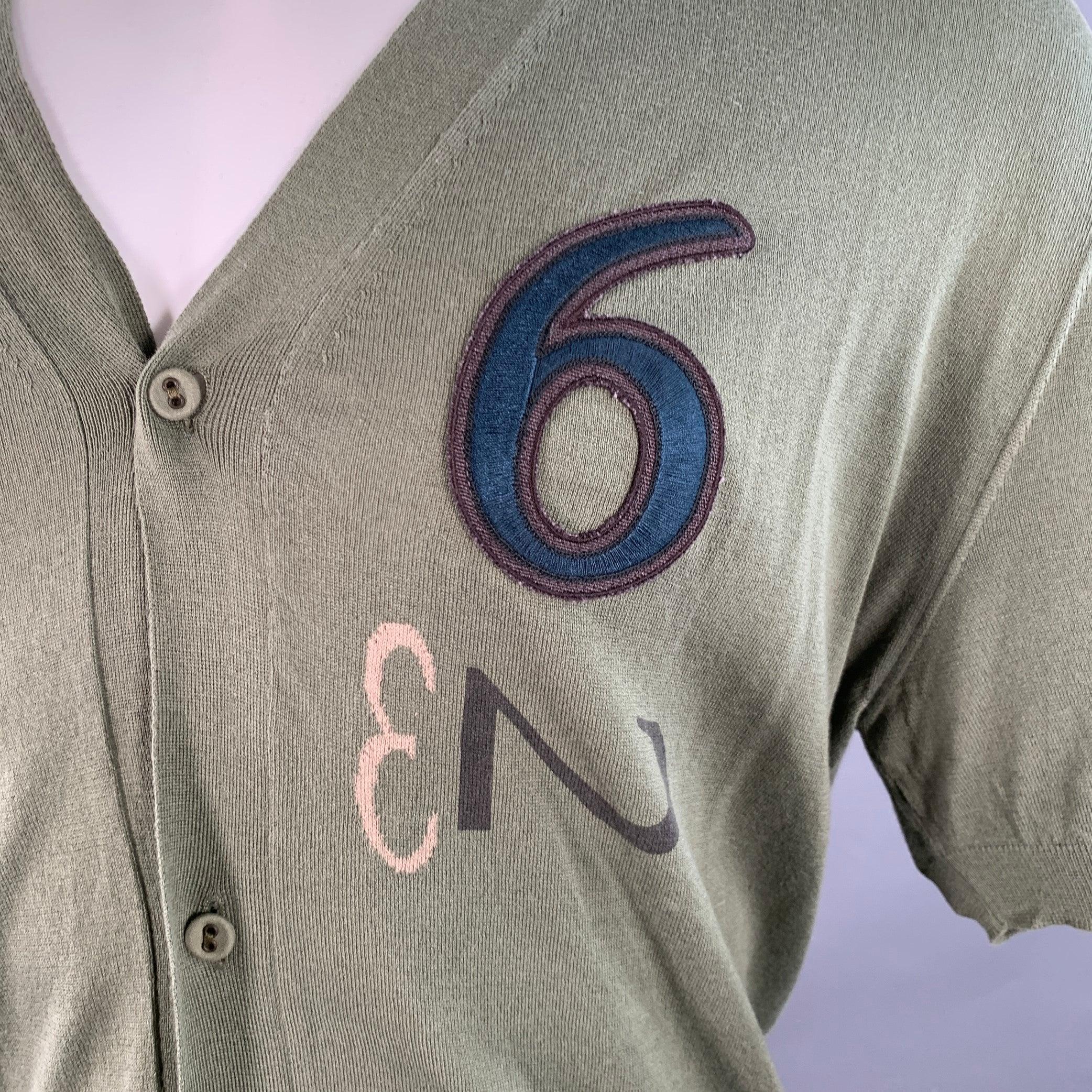 Chemise à manches courtes BOTTEGA VENETA
en jersey de coton vert, avec une applique de chiffres et des détails imprimés, une encolure en V et une fermeture à boutons. Fabriqué en Italie. Excellent état. 

Marqué :   IT 50 

Mesures : 
 
Épaule : 19