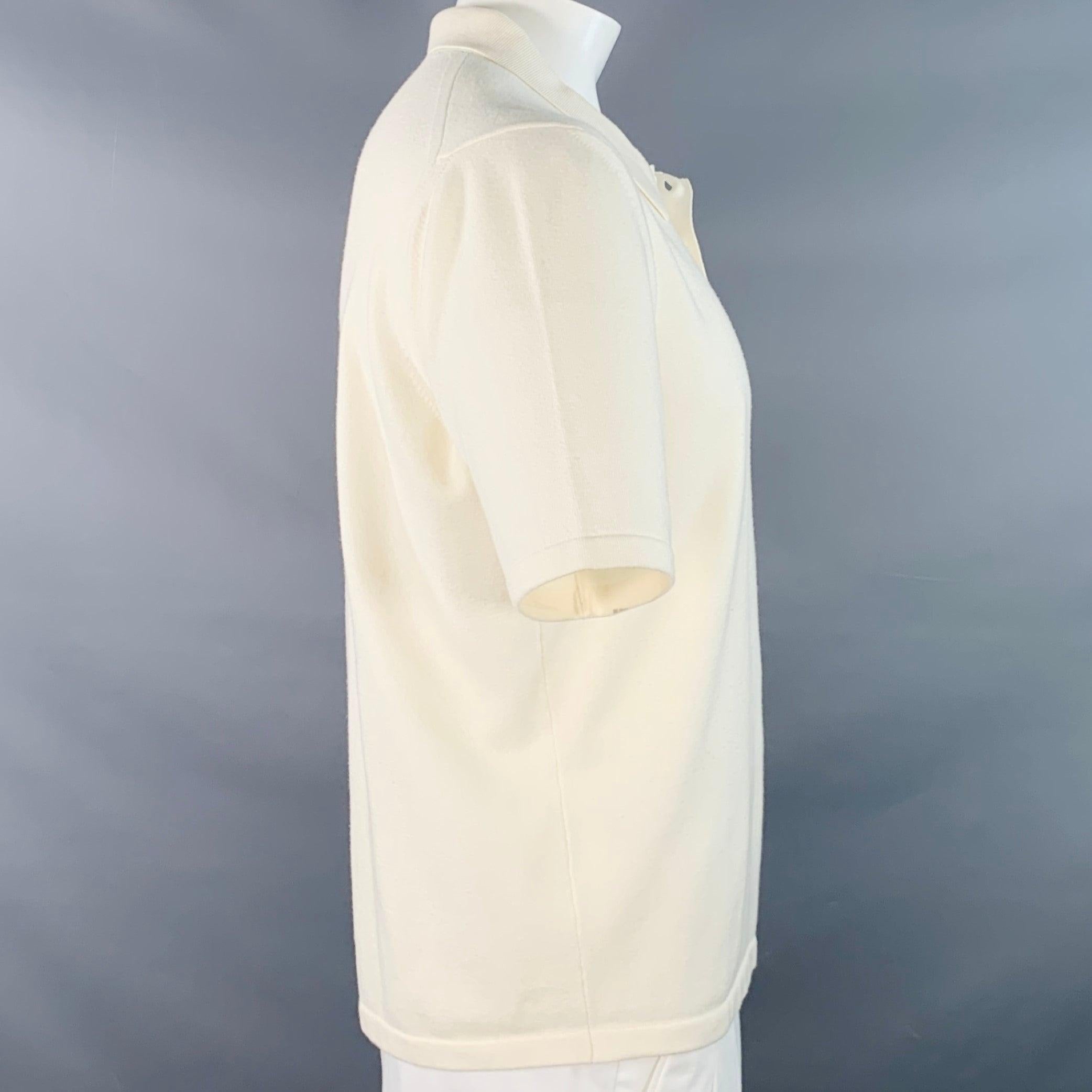 Polo BOTTEGA VENETA
en jersey de laine mélangée de couleur beige, avec un col rond, des manches courtes et une demi-patte de boutonnage. Fabriqué en Italie. Très bon état. Léger boulochage sur le côté. 

Marqué :   XL 

Mesures : 
 
Épaule : 19