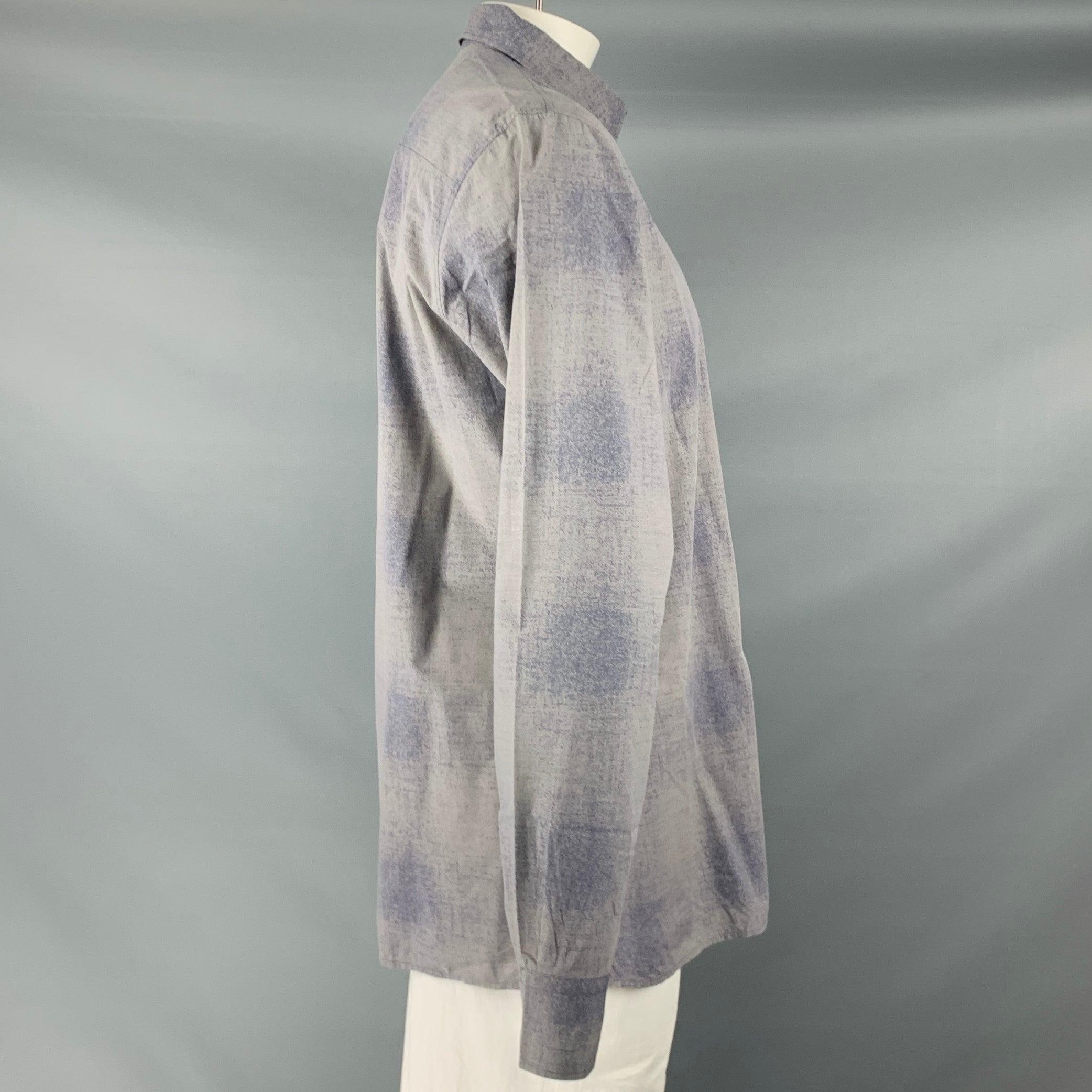 BOTTEGA VENETA long sleeve shirt
in a grey and blue cotton woven fabric featuring an ombre pattern, spread collar, and button closure. Made in Italy.Excellent Pre-Owned Condition. 

Marked:   56 

Measurements: 
 
Shoulder: 18 inches Chest: 46