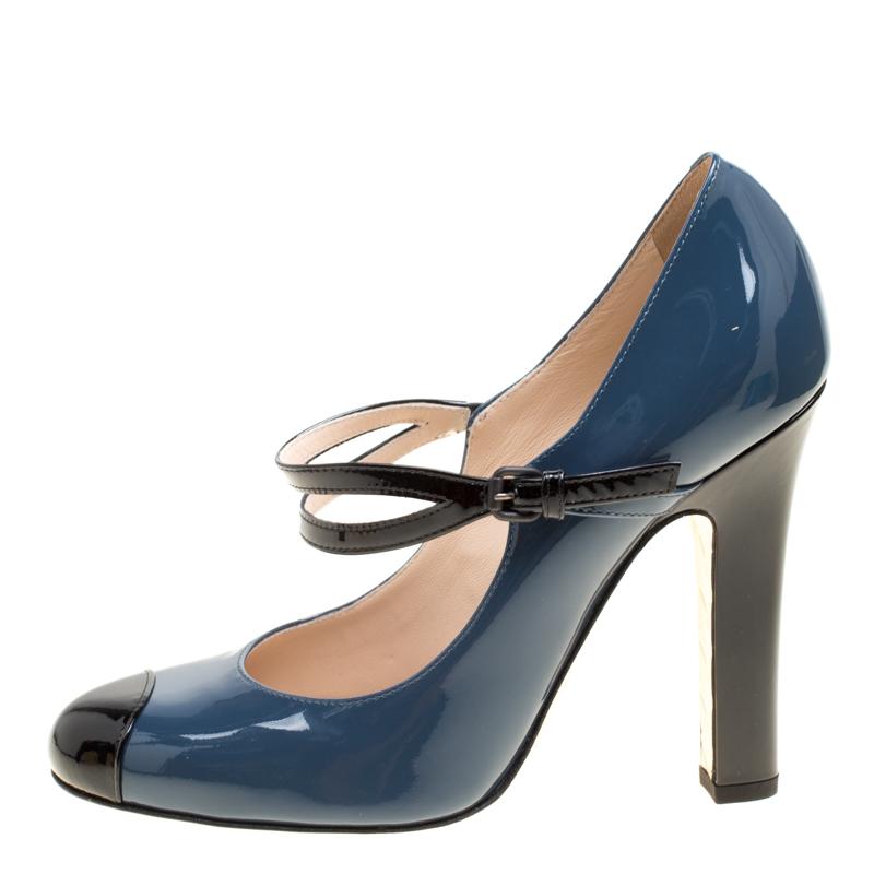 Sure to stand out and make you the centre of attraction, these Mary Jane pumps from Bottega Veneta are a must buy! The slate grey pumps are crafted from patent leather and feature black cap toes, a cut-out detailed strap across the vamps,