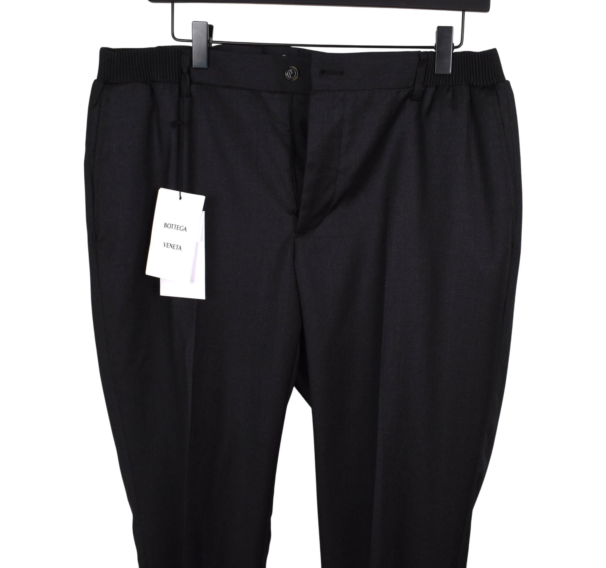 Prüfen Sie meine anderen Angebote. Habe viele weitere Designerkleidung zu verkaufen. Offen für alle Angebote.
Zu verkaufen ist 100% echte Bottega Veneta Formal mit verstellbarem Bund, Slim Fit Herrenhose, 410g, VIN07
Farbe: Grau
(Eine tatsächliche
