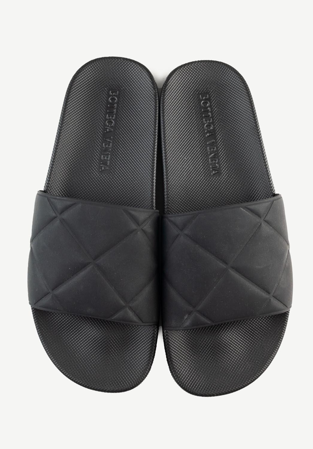 100% genuine Bottega Veneta Men Slippers, Nocode
Color: black
(An actual color may a bit vary due to individual computer screen interpretation)
Material: rubber
Tag size: EUR40, USA7, UK6
These shoes are great quality item. Rate 10 of 10, new with