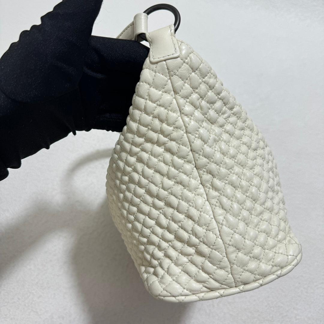 Bottega Veneta Sloane sac porté épaule blanc 25 cm Excellent état - En vente à AUBERVILLIERS, FR