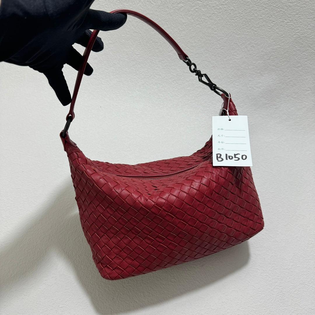 Bolso Bottega Veneta Sloane Rojo Borgoña Pequeño 25cm
Estas son fotos profesionales de la bolsa real.
  Este Bolso Tote Convertible Bottega Veneta es una pieza de lujo excepcional, fabricada en la emblemática piel de cordero con el tejido