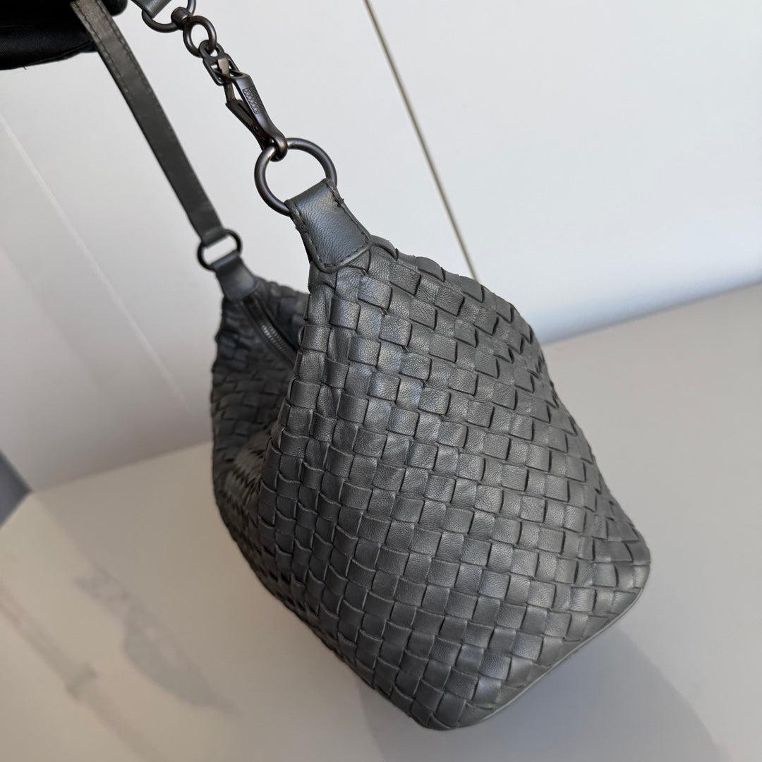 Bottega Veneta Sloane Shoulder Bag Grey Small 25cm In Good Condition In AUBERVILLIERS, FR