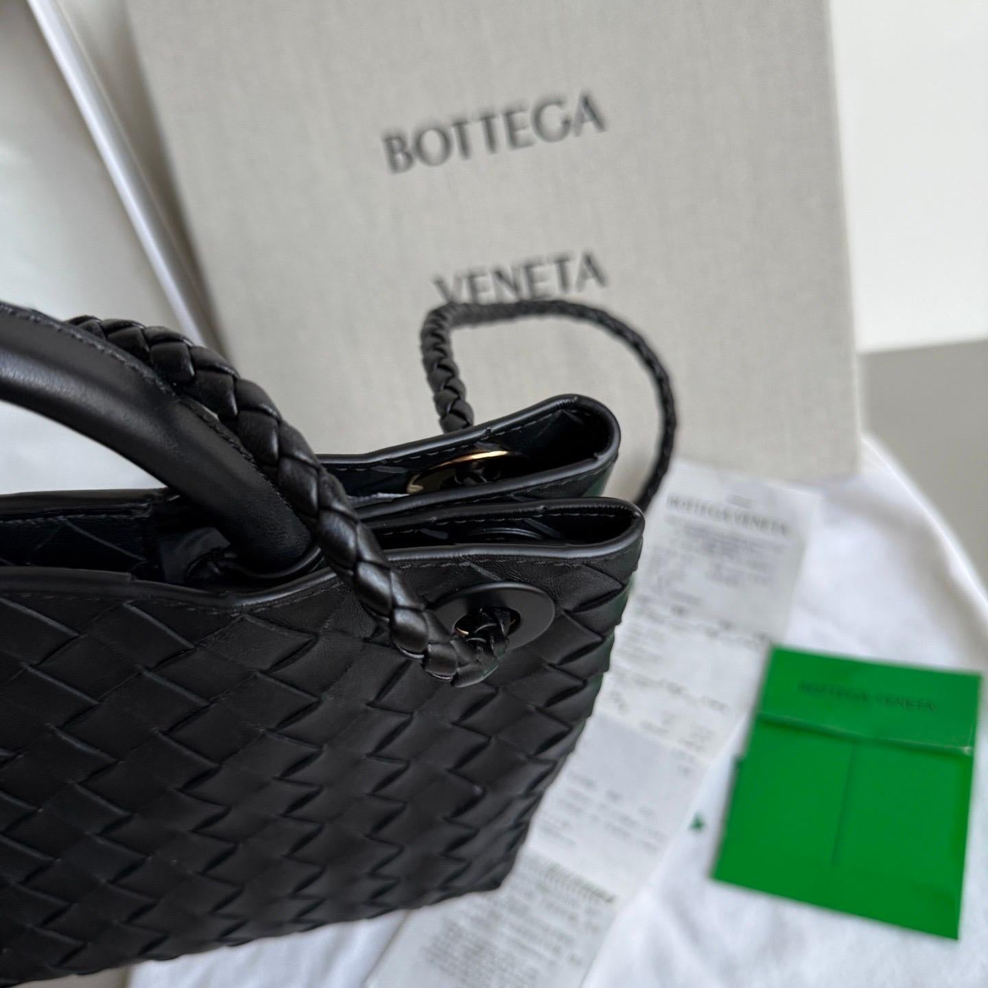Bottega Veneta Kleine Andiamo Schwarze Intrecciato Handtasche im Angebot 9