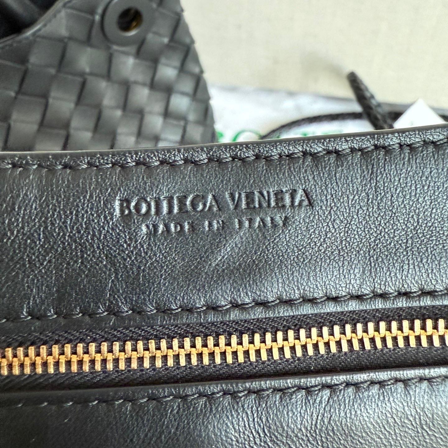 Bottega Veneta Kleine Andiamo Schwarze Intrecciato Handtasche im Angebot 10
