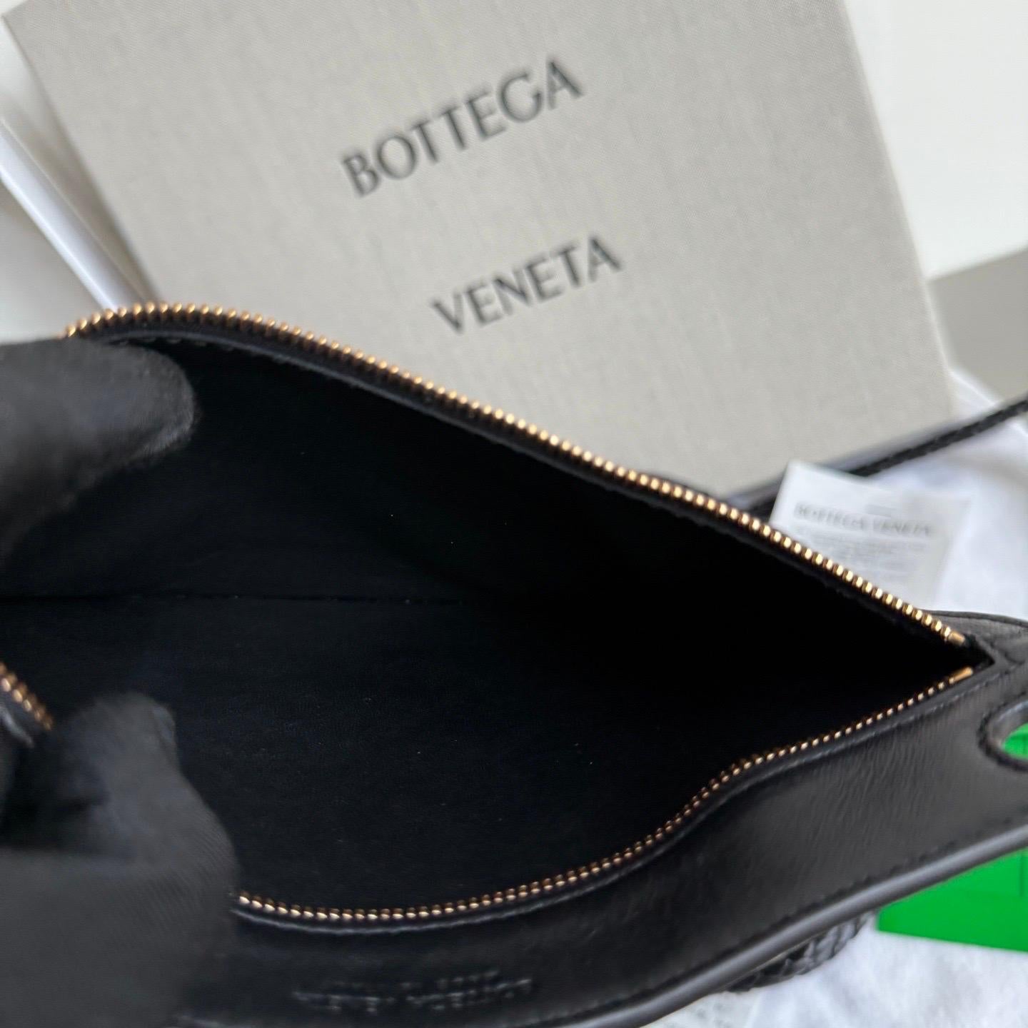 Bottega Veneta Kleine Andiamo Schwarze Intrecciato Handtasche im Angebot 11