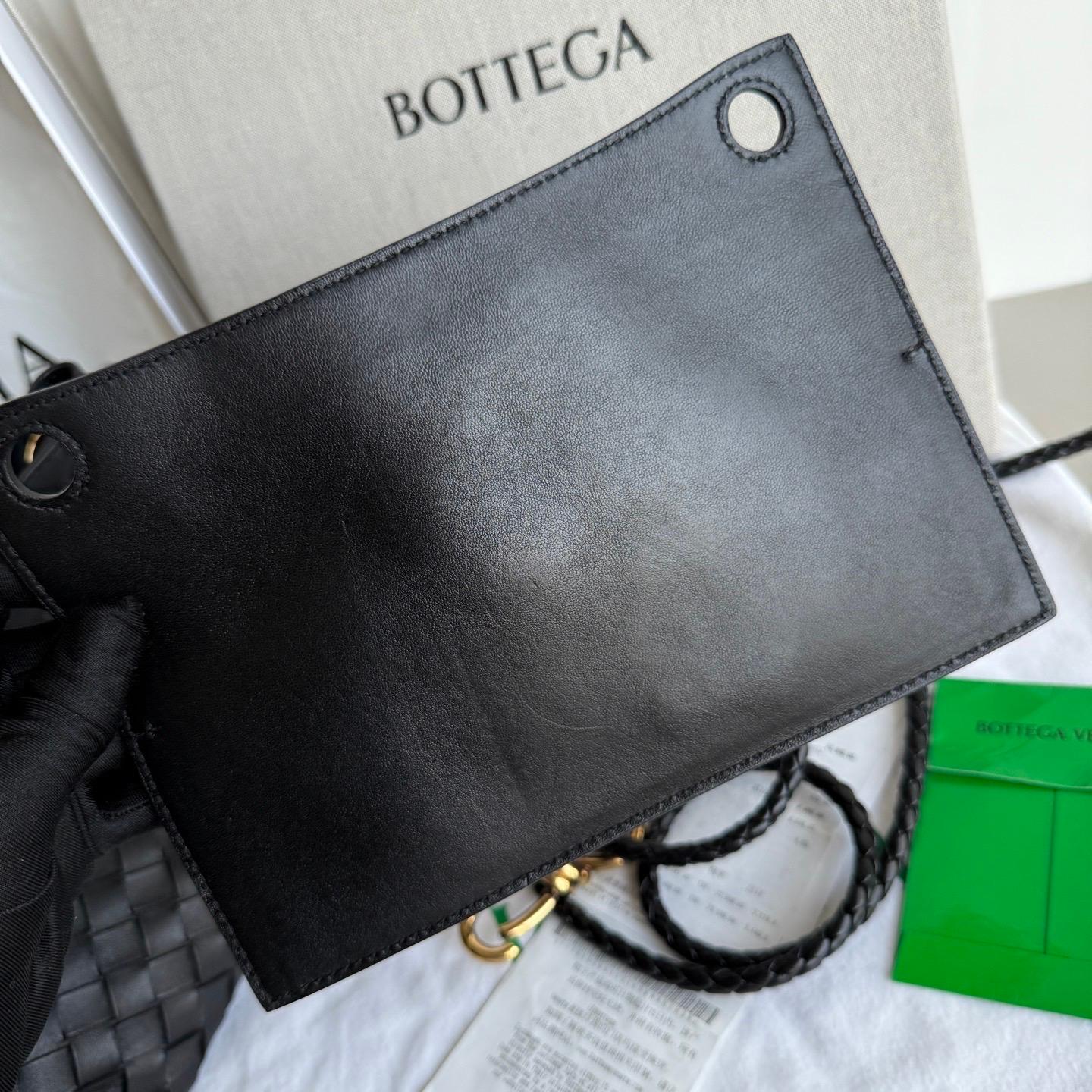 Bottega Veneta Kleine Andiamo Schwarze Intrecciato Handtasche im Angebot 12