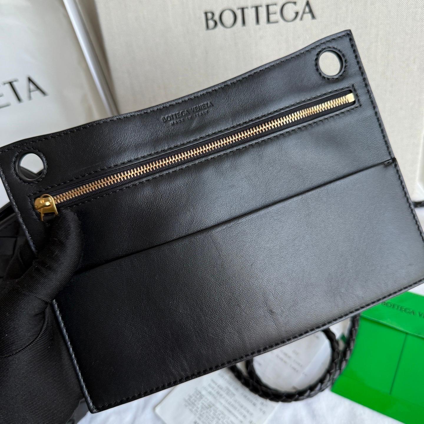 Bottega Veneta Kleine Andiamo Schwarze Intrecciato Handtasche im Angebot 13