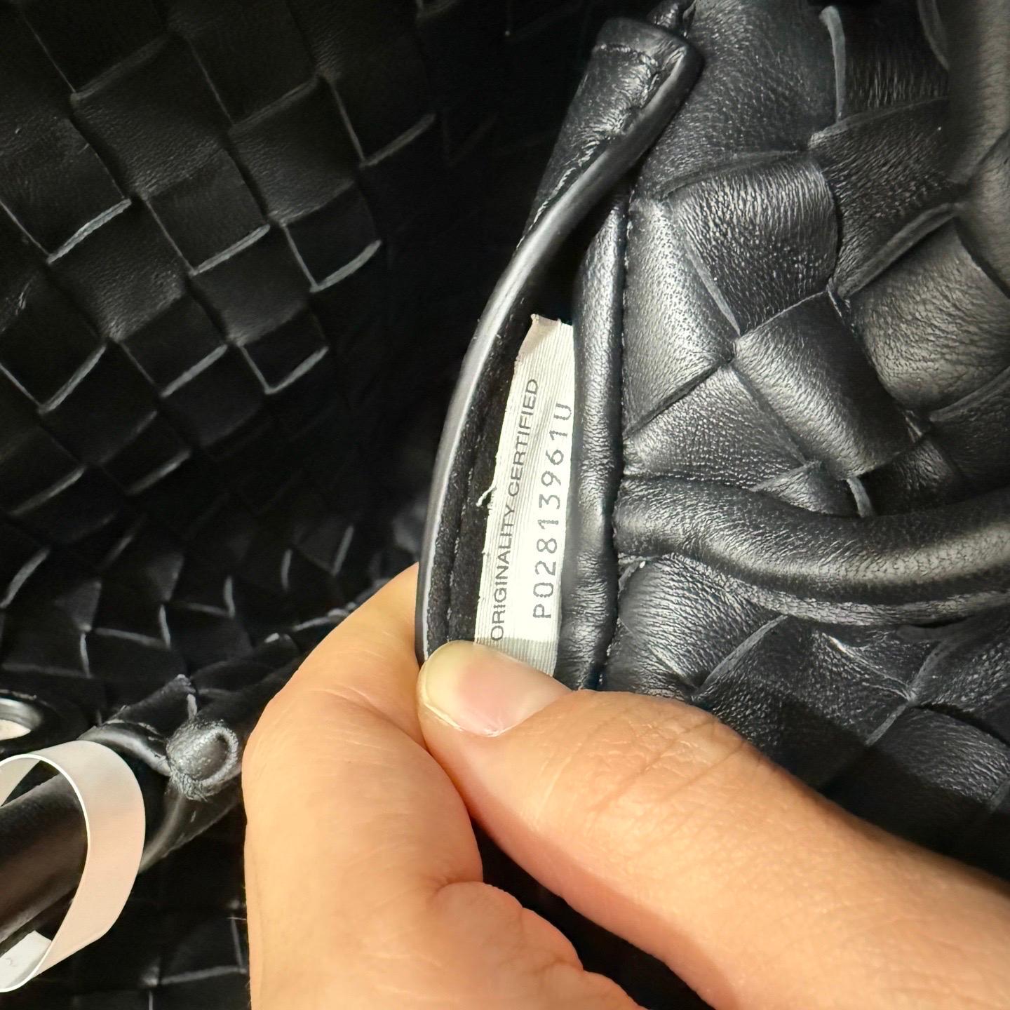 Bottega Veneta Kleine Andiamo Schwarze Intrecciato Handtasche im Angebot 14