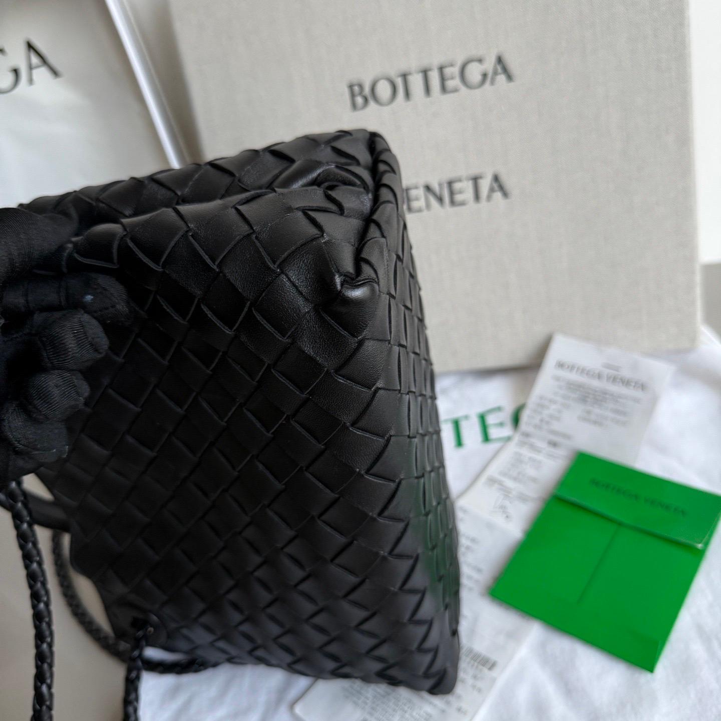 Diese Bottega Veneta Convertible Tote Bag ist ein außergewöhnliches Stück Luxus, gefertigt aus dem ikonischen Lammleder mit dem unverkennbaren Intrecciato-Gewebe. Diese Tasche ist geräumig genug für alles, was Sie brauchen. Dank des oberen Griffs